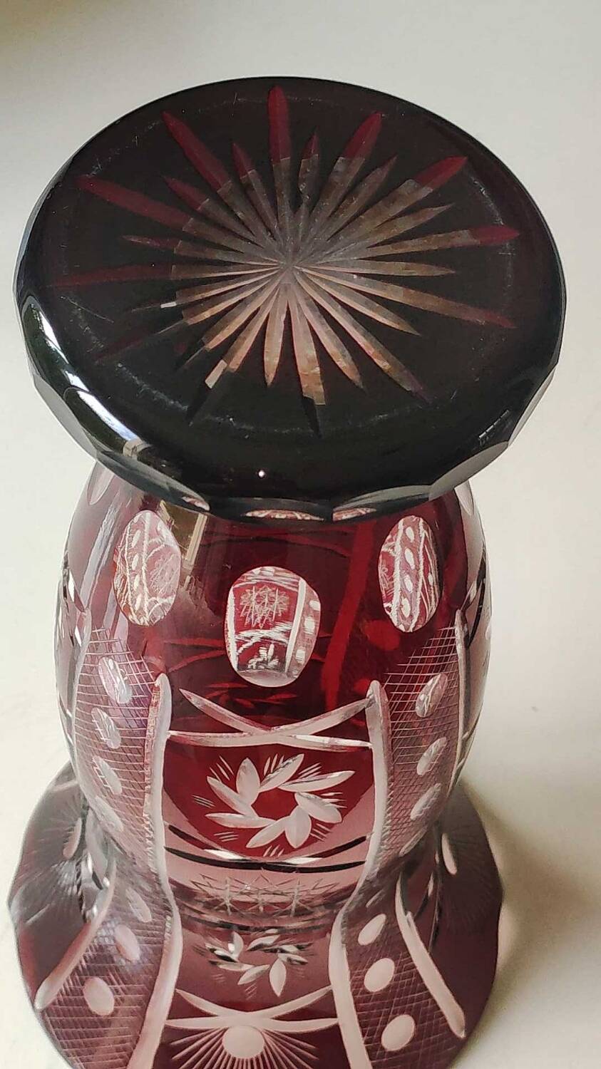 Large vase in hand-cut Bohemian crystal. Deep ruby red. Roemer style. Dim 29 x 14.5 cm