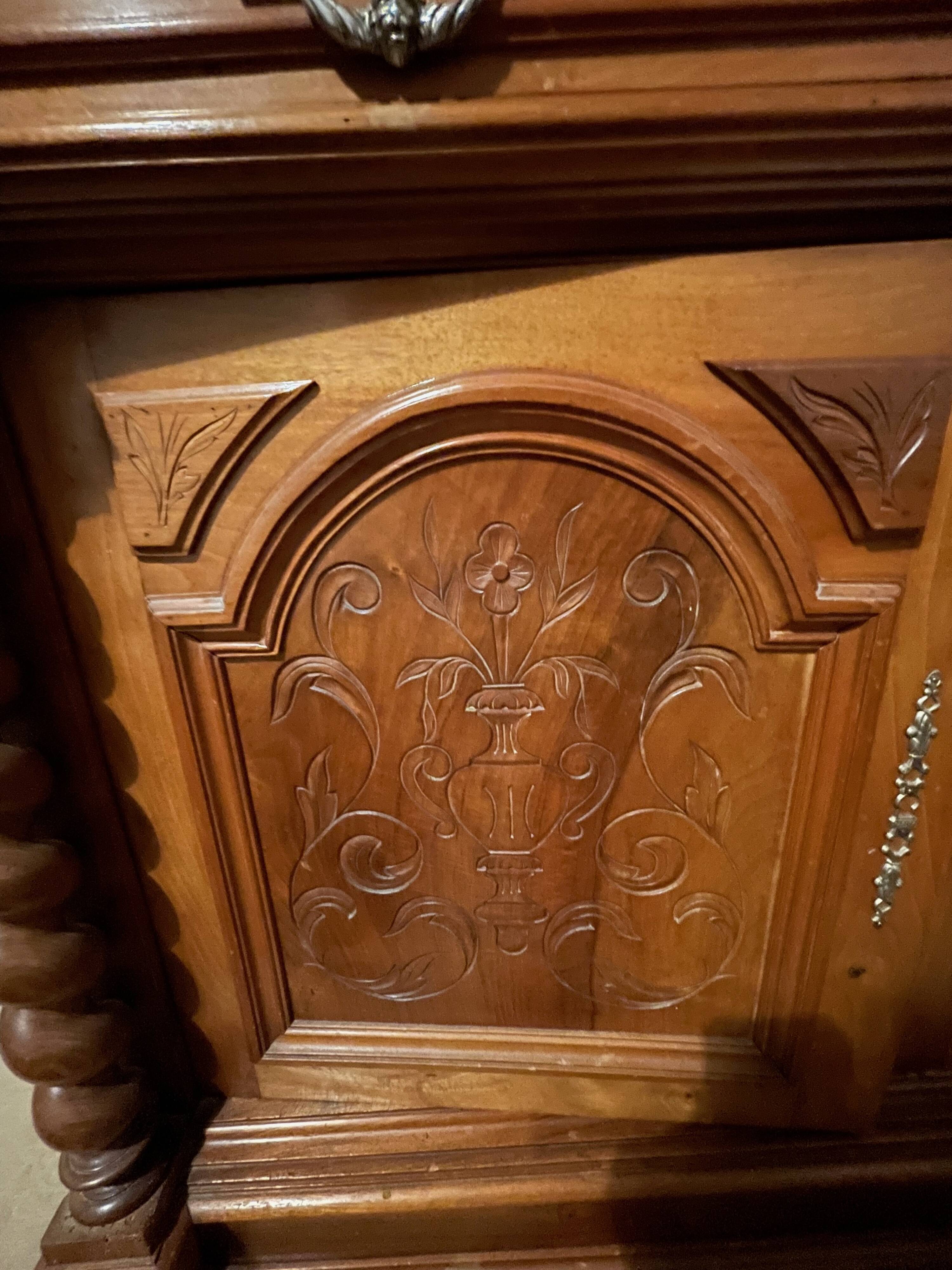 Classic chest of drawers