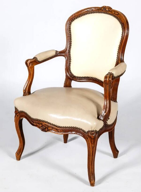 Fauteuil d’époque Louis XV en bois naturel à dossier cabriolet sculpté de fleurettes