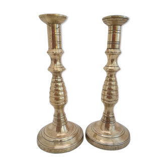 Paire de bougeoirs en laiton