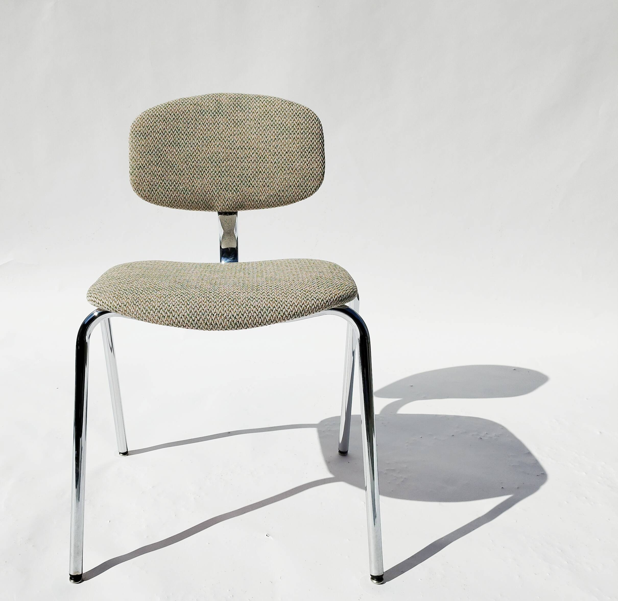 Chaises chrome design Français par Pierre Paulin
