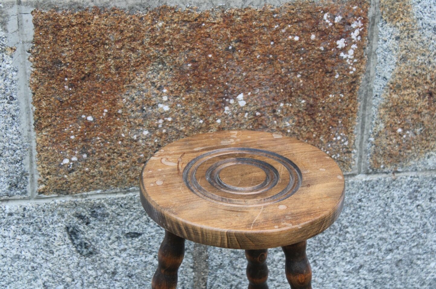 Tripod stool with bumped legs