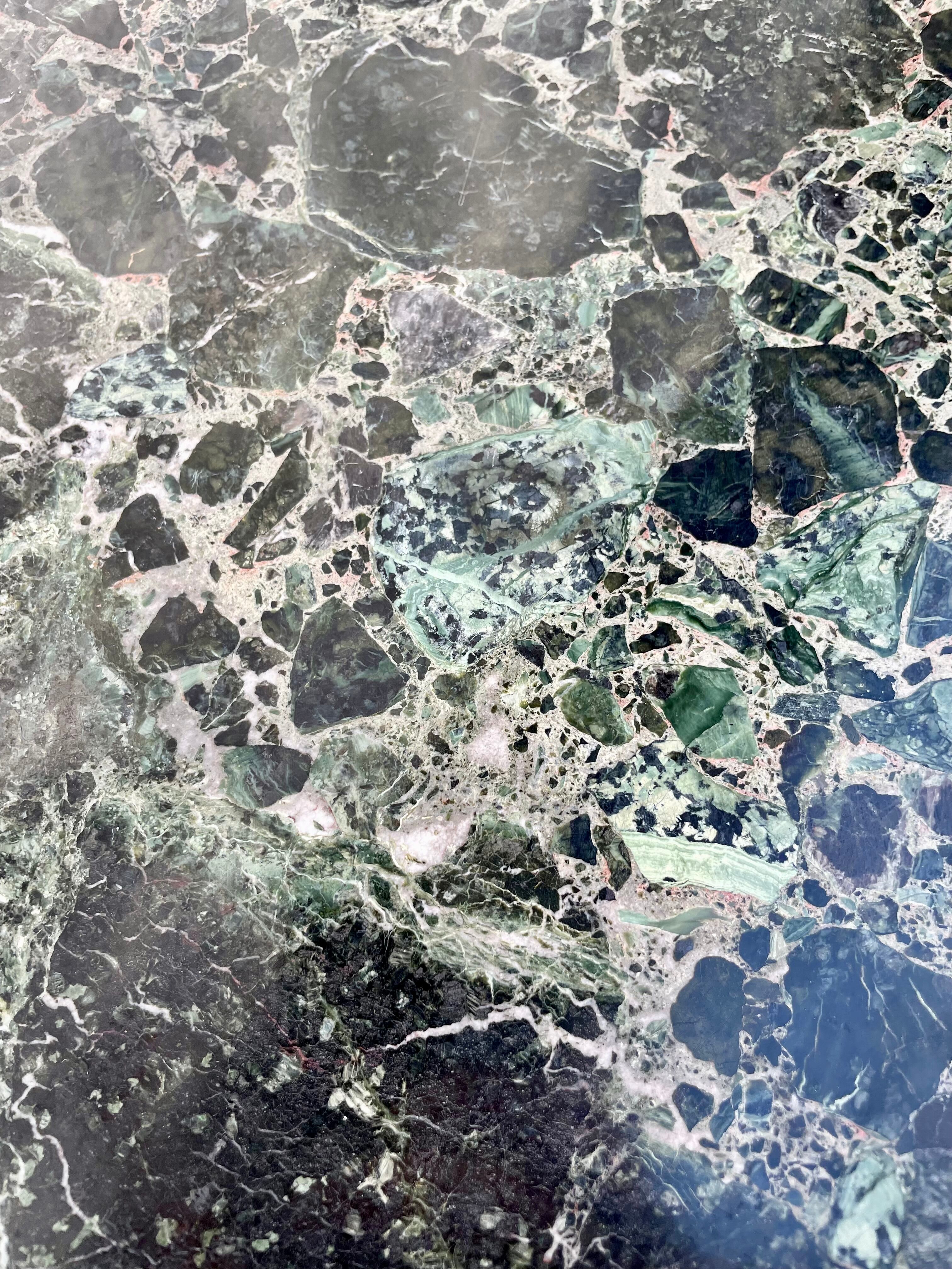 Table basse en fer forgé et marbre vert des Alpes