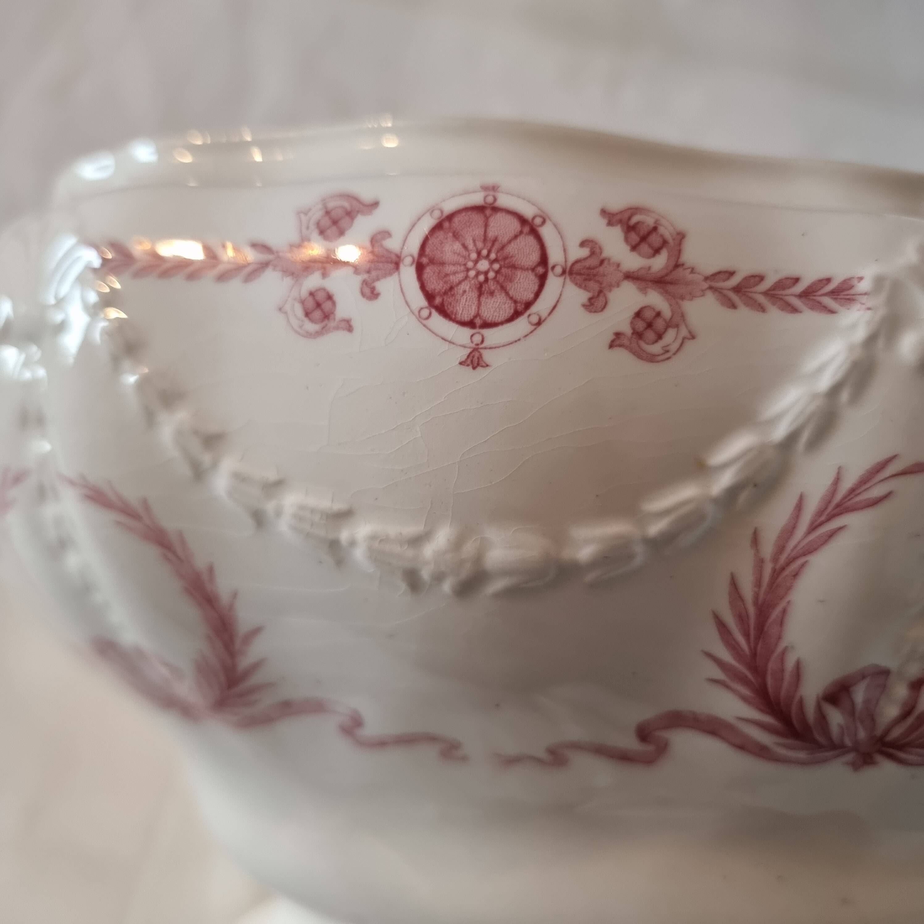 Superb and large English porcelain soup tureen by Minton (19th century)