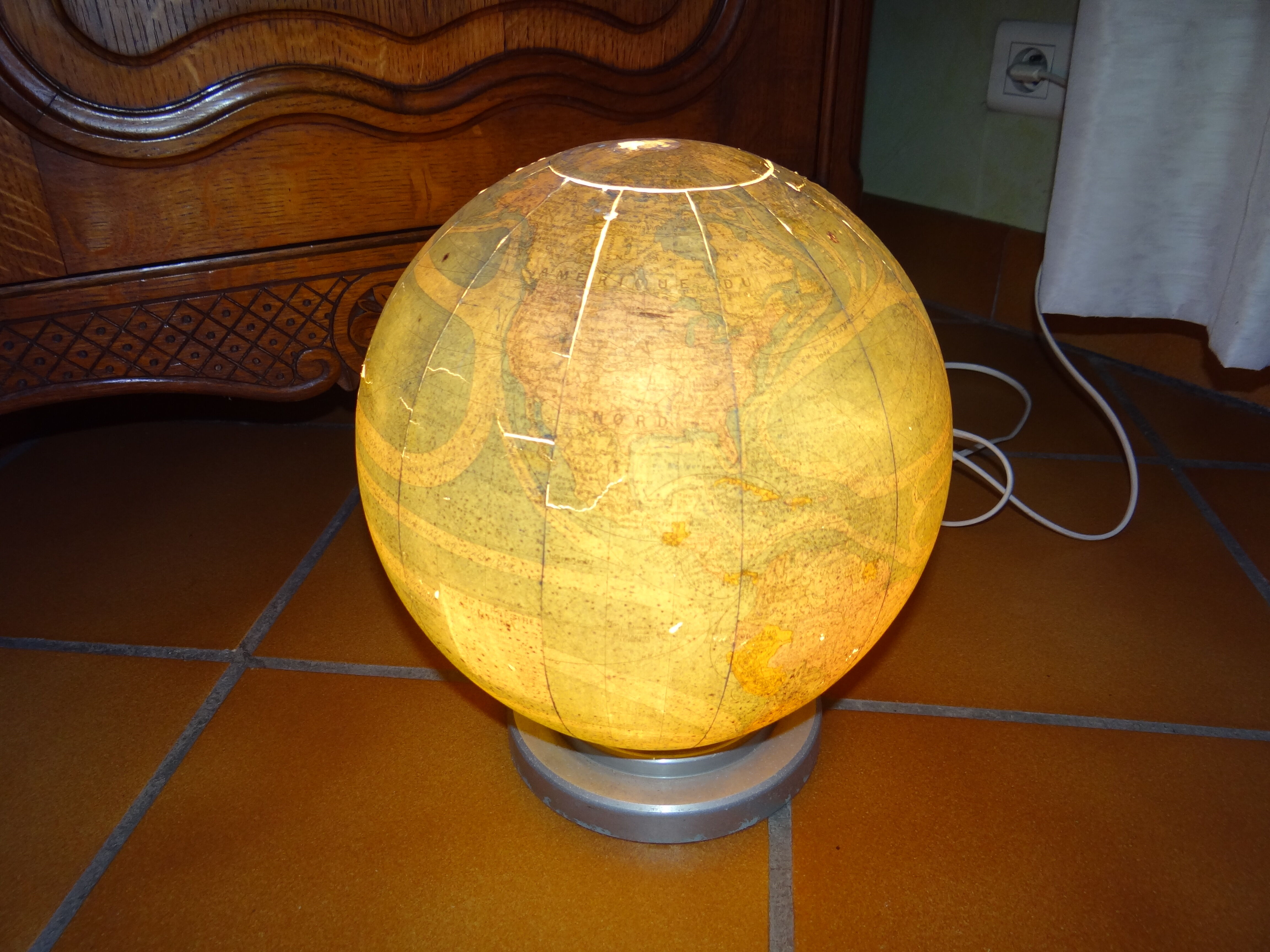 Perrina 1950 glass globe