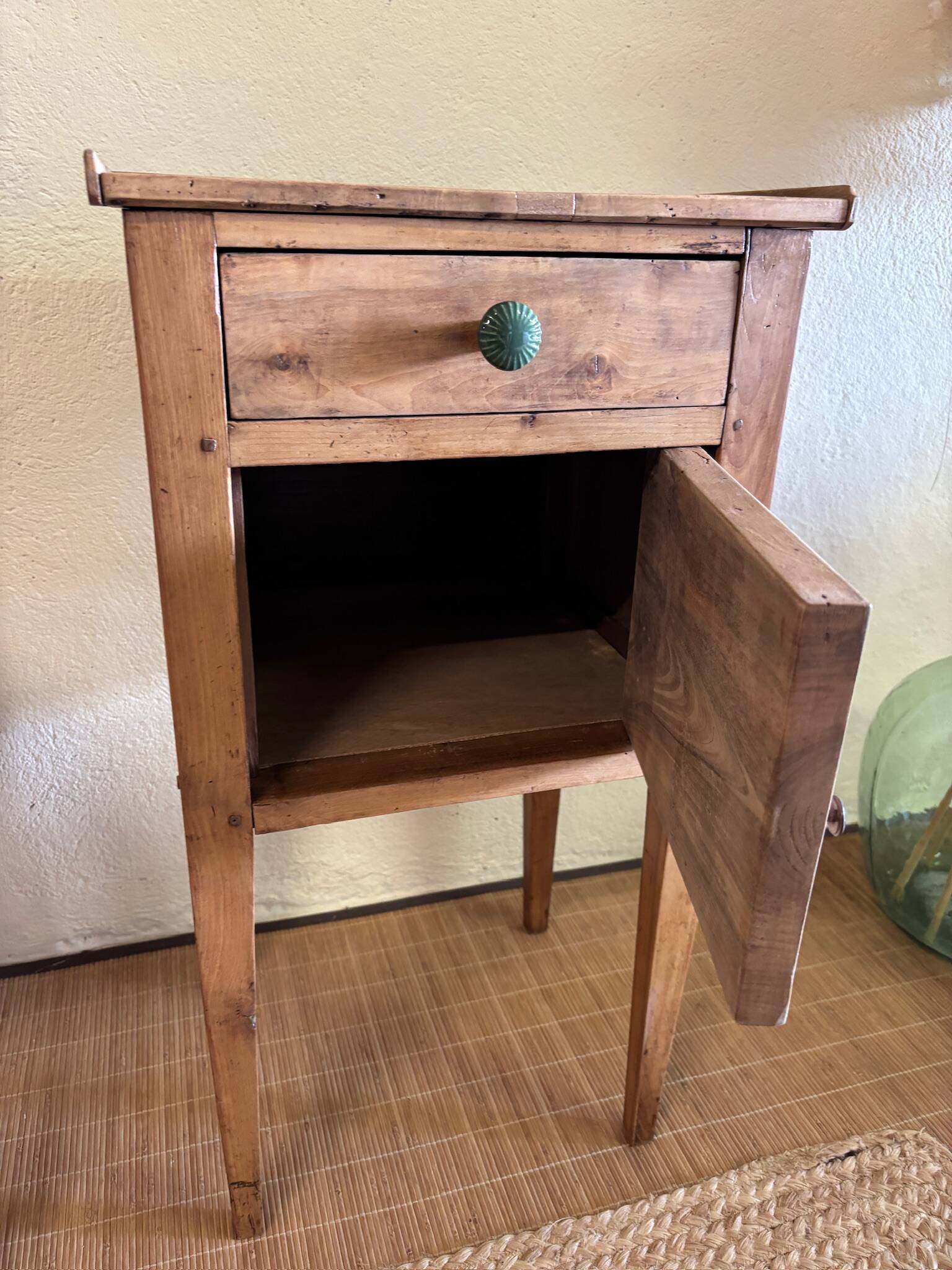 Table de chevet en bois brut rénovée