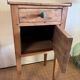 Table de chevet en bois brut rénovée