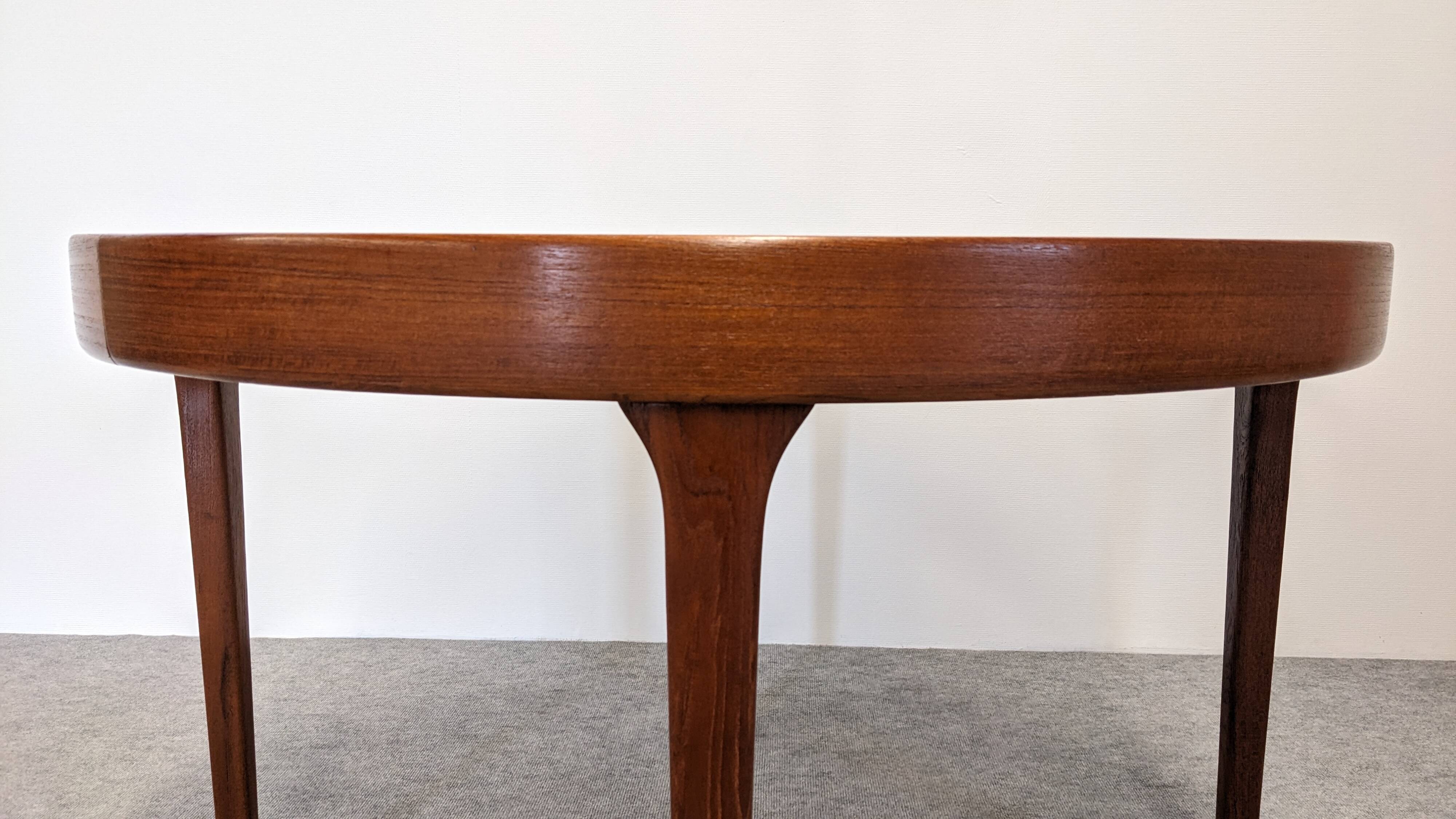 Table ronde extensible en teck de Oluf Theodor Larsen, Danemark vers 1970