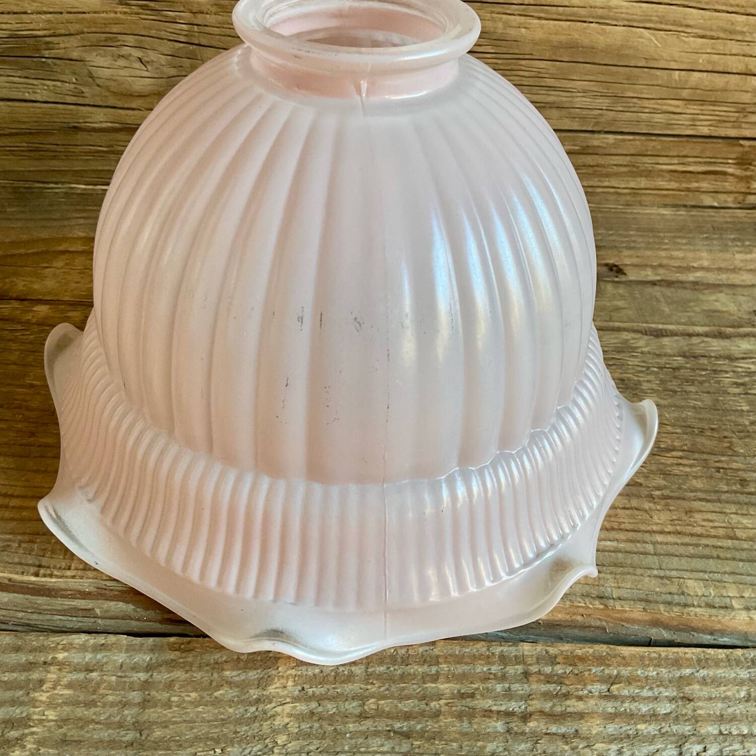 Suspension globe in pink opaline glass