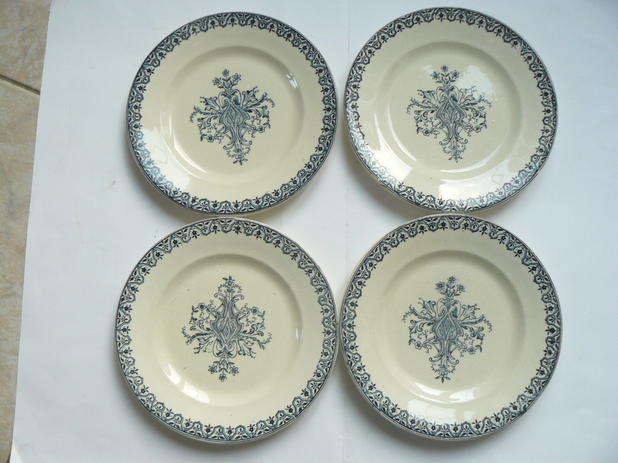Lot of 4 flat plates Alhambra de Salins iron earth