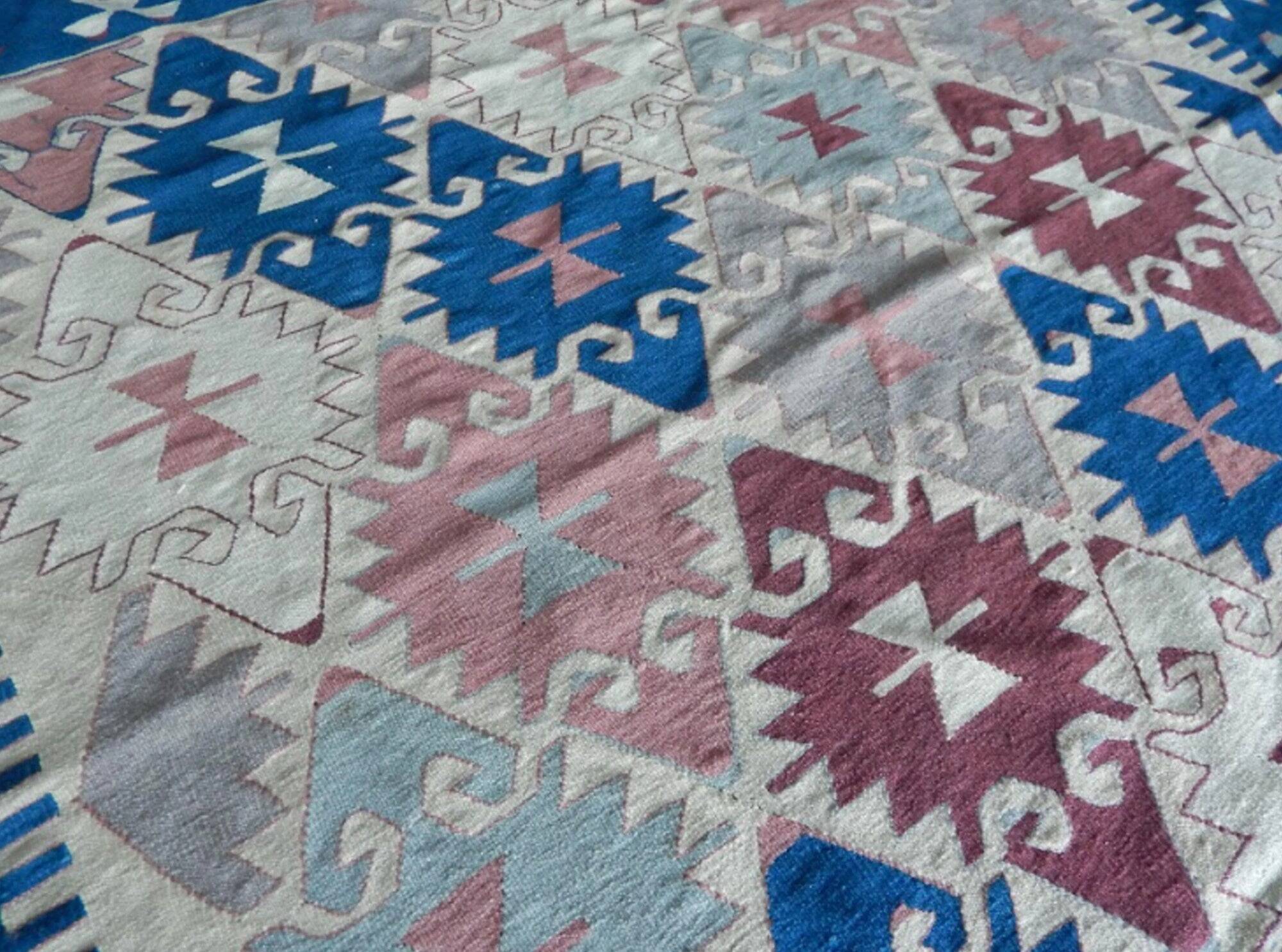 Vintage Turkish kilim, handwoven, 200x295 cm.