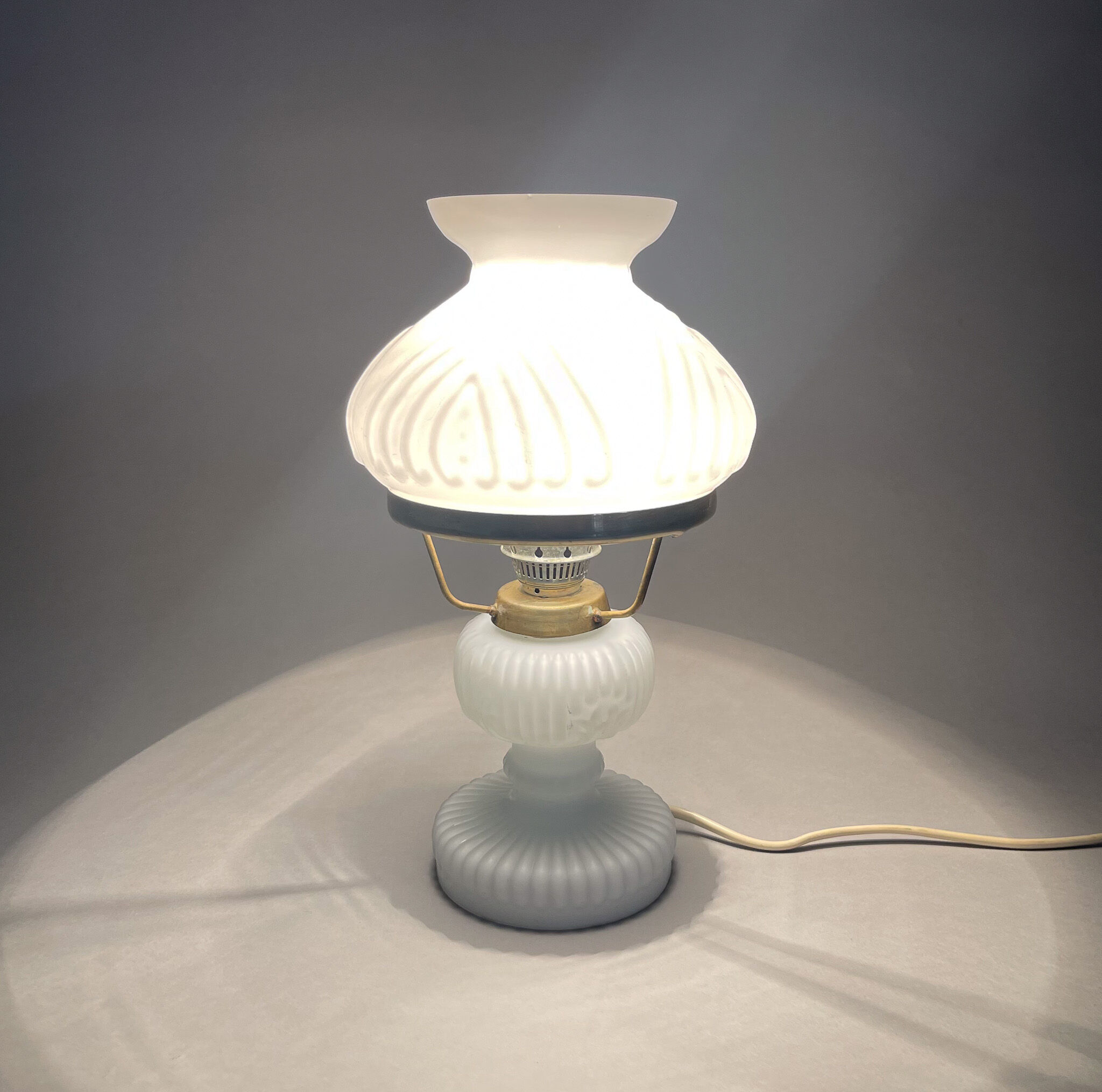 Lampe de table vintage en verre opalin et laiton