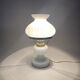 Lampe de table vintage en verre opalin et laiton