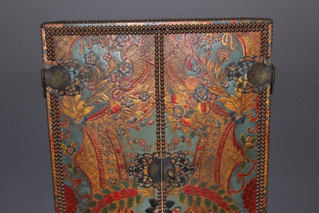 Neoclassical Art Deco cabinet in leather and oak