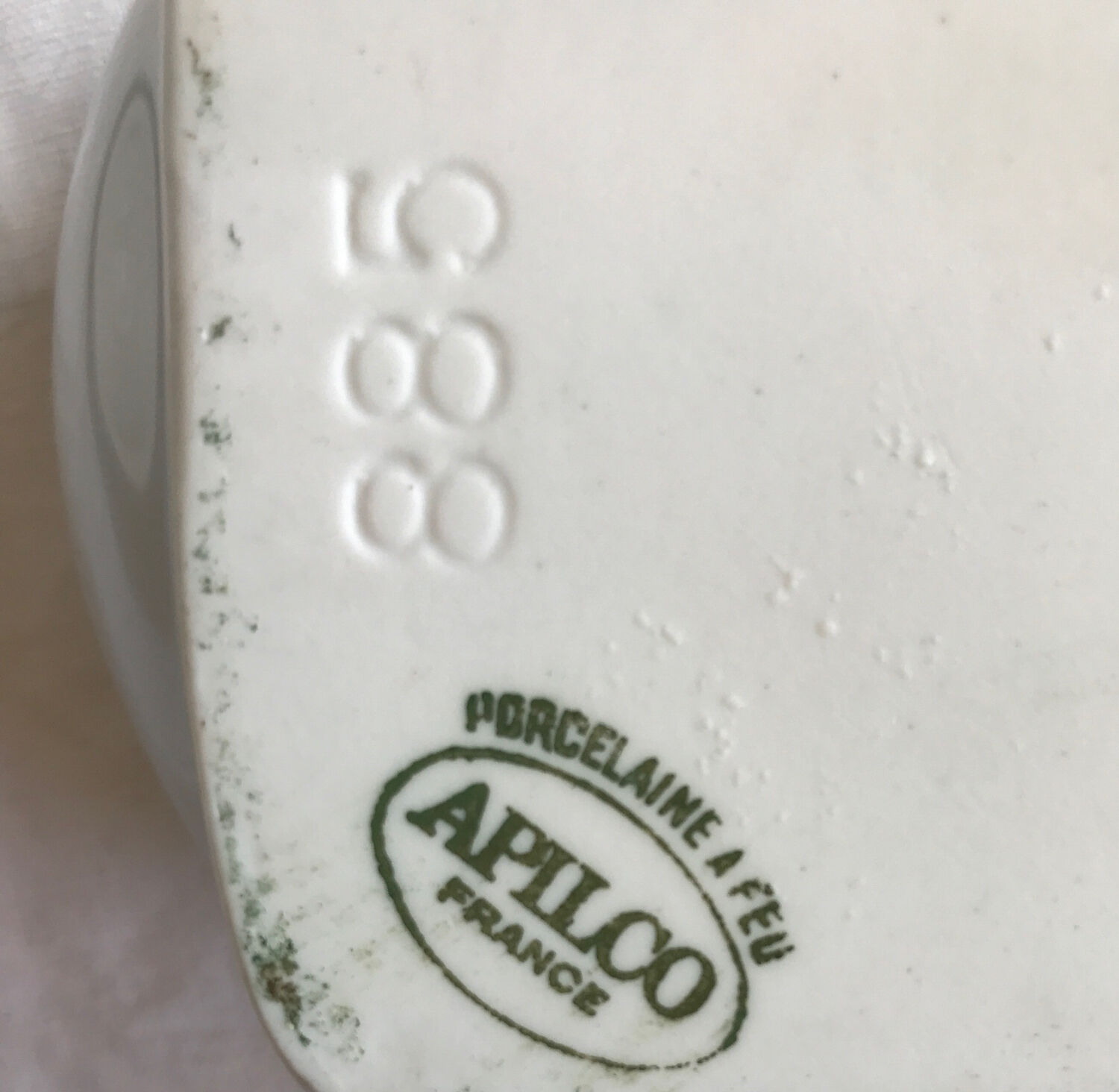 Porcelain duck dish with lid on fire