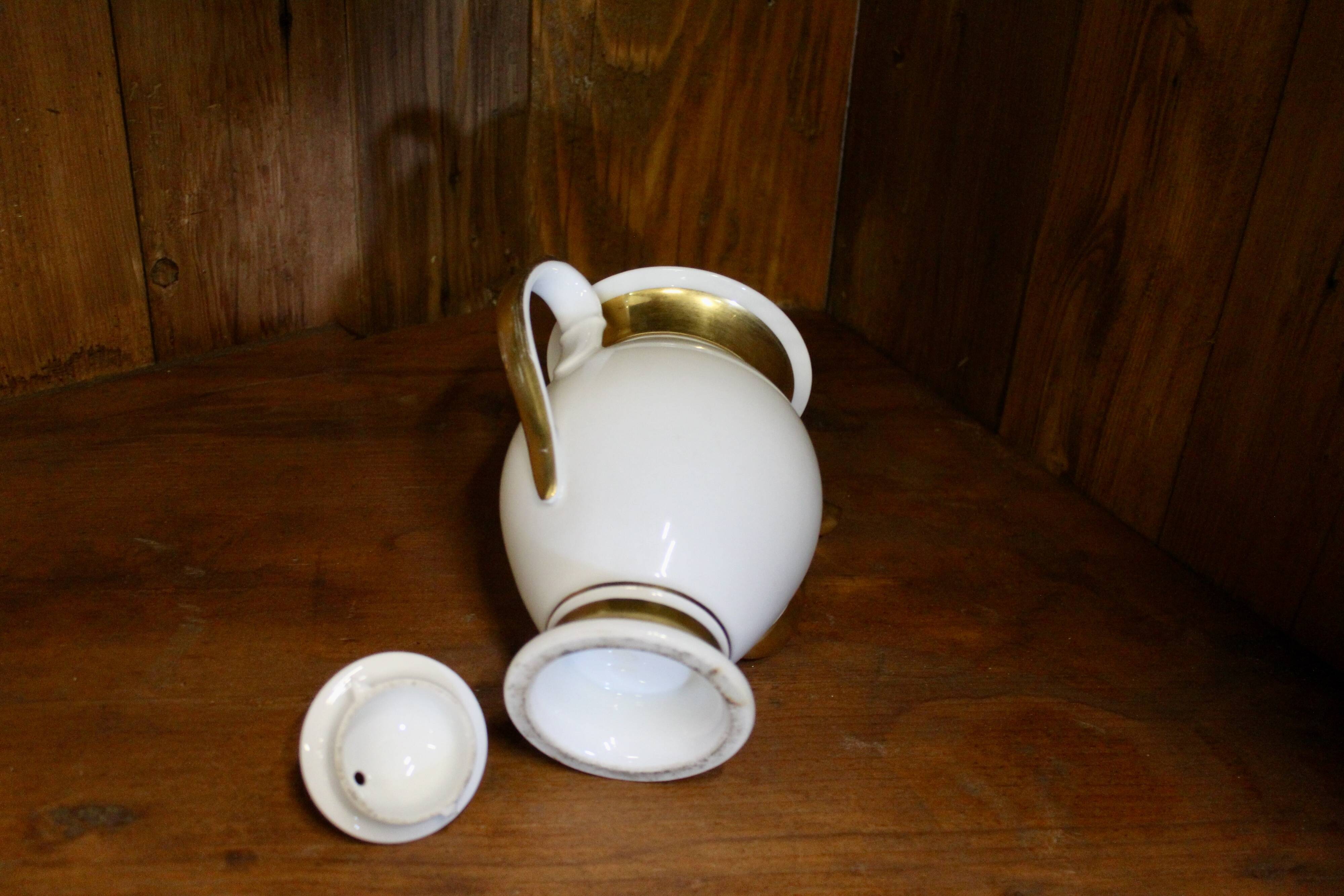 Verseuse en porcelaine de Paris, filets d'or, époque Empire