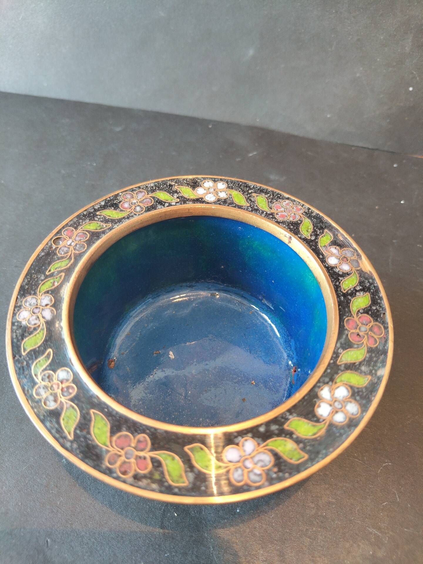 Vintage Chinese bowl in cloisonné enamel on four feet