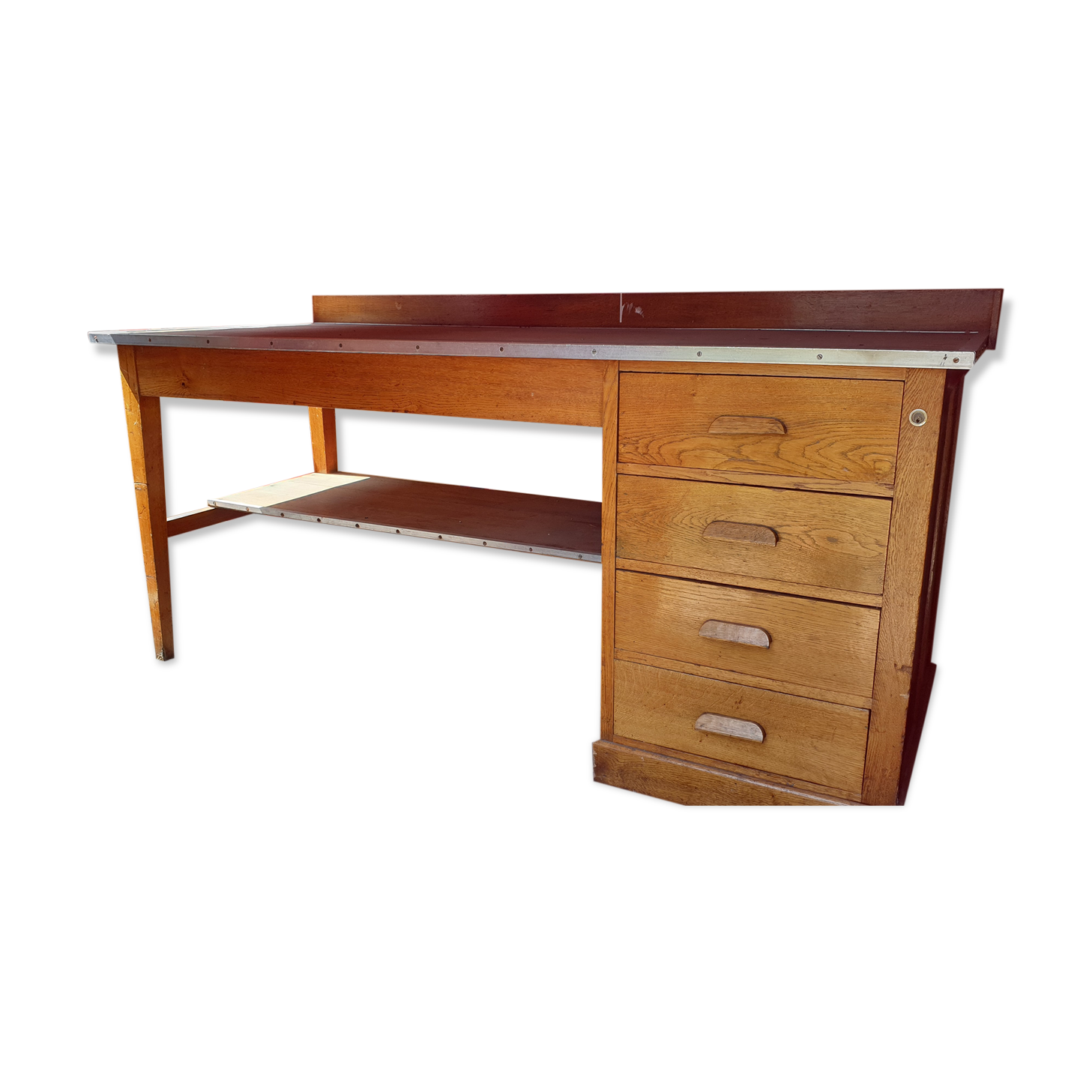 Old industrial workshop establishment and its 4 drawers