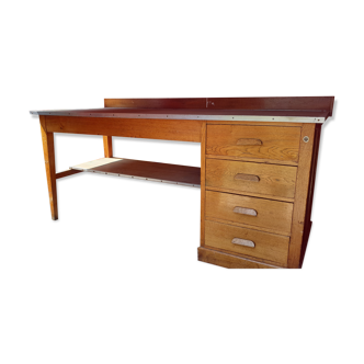Old industrial workshop establishment and its 4 drawers