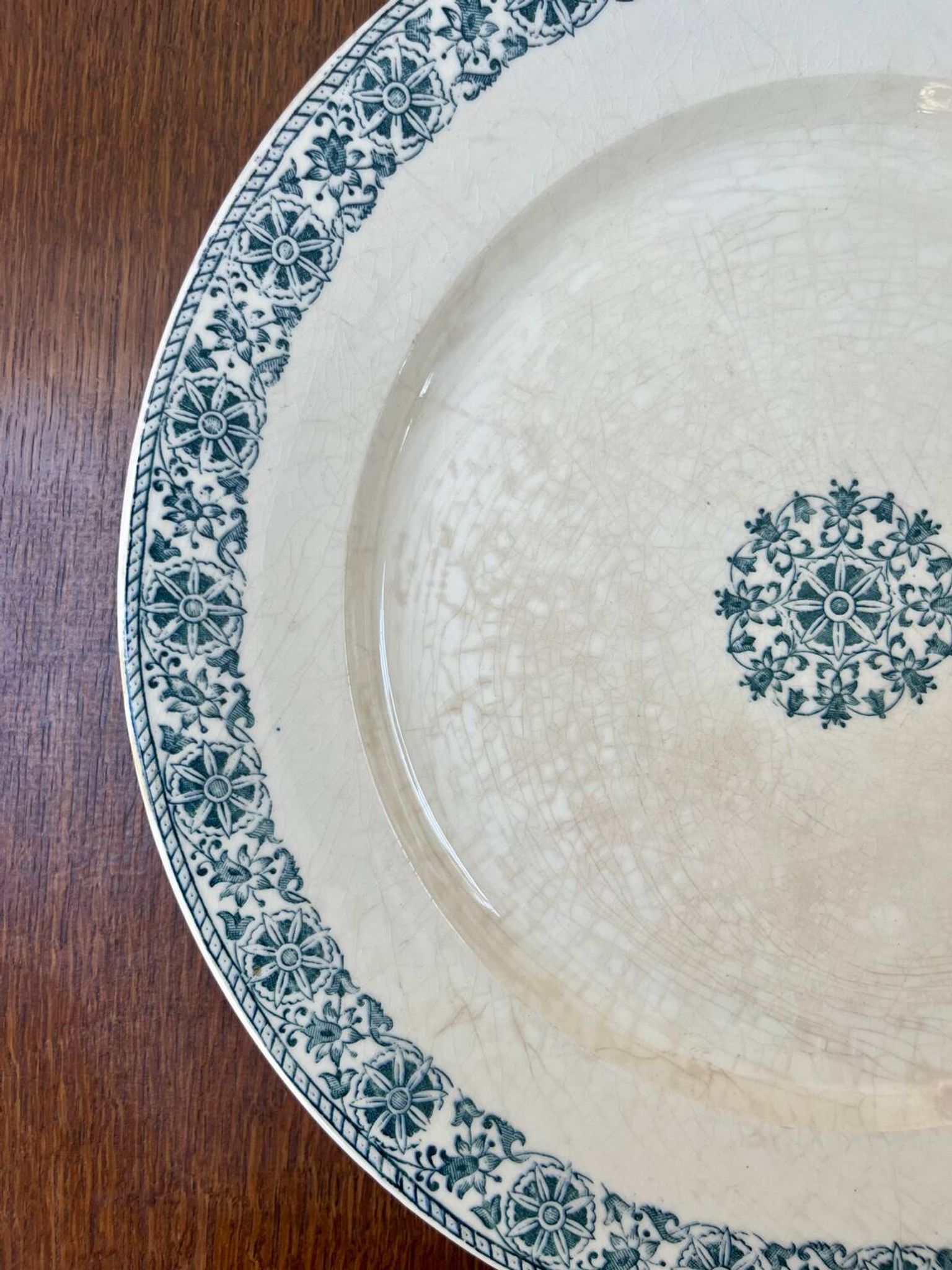 Plat ancien en terre de fer Gien, modèle Arabesque