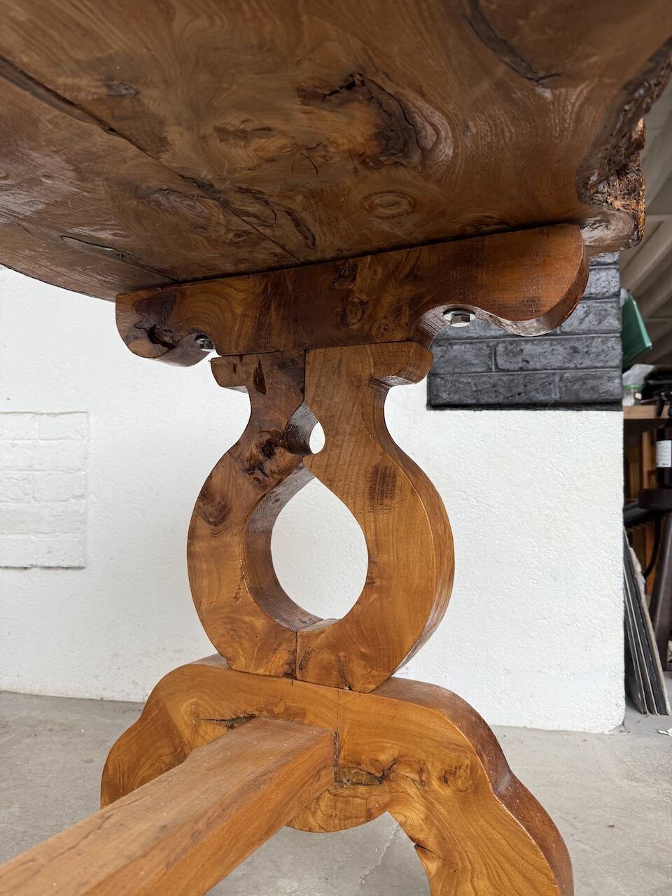 Table artisanale en orme massif, art populaire