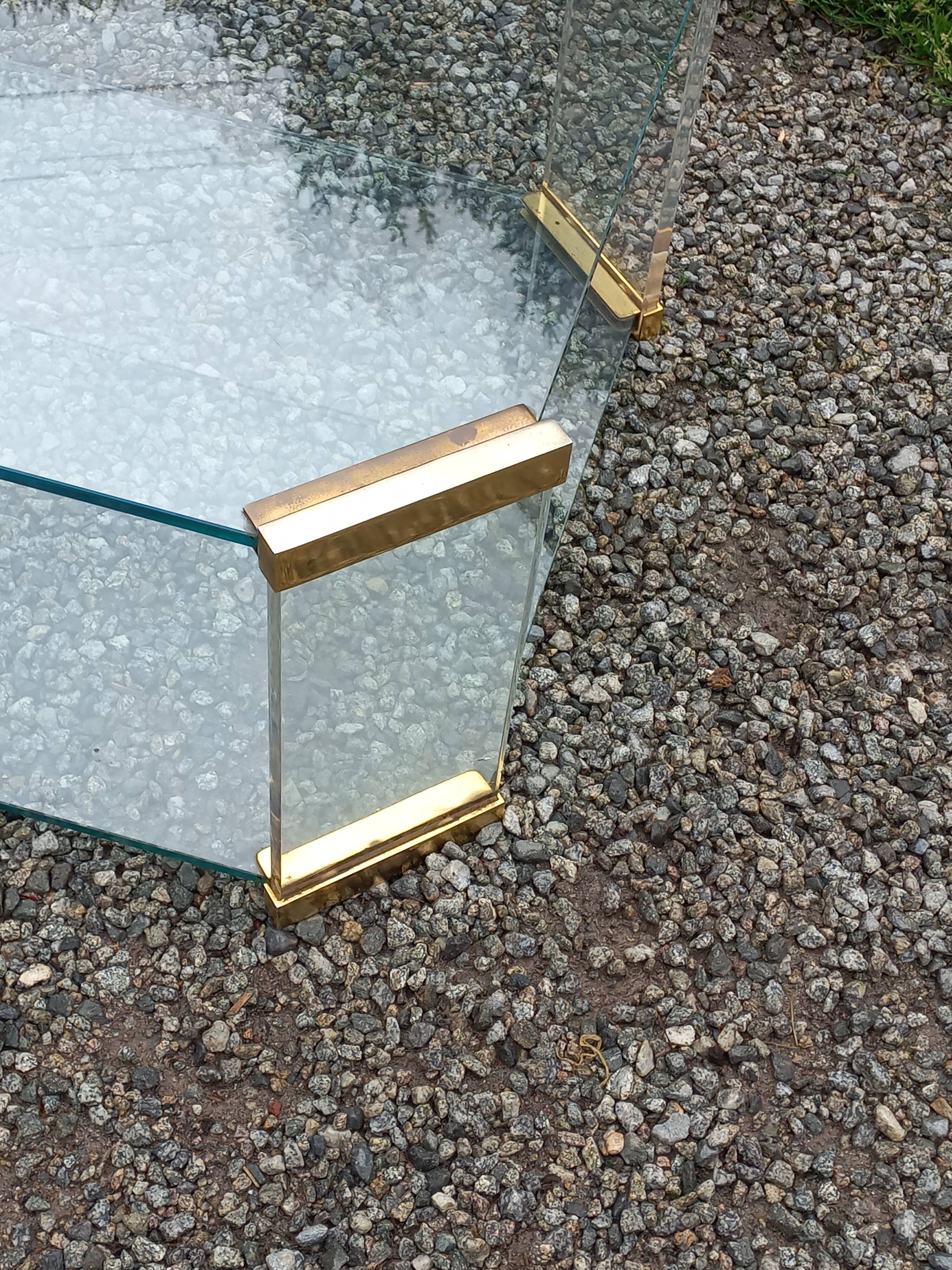 Table basse design des années 70 en verre plexi métal doré