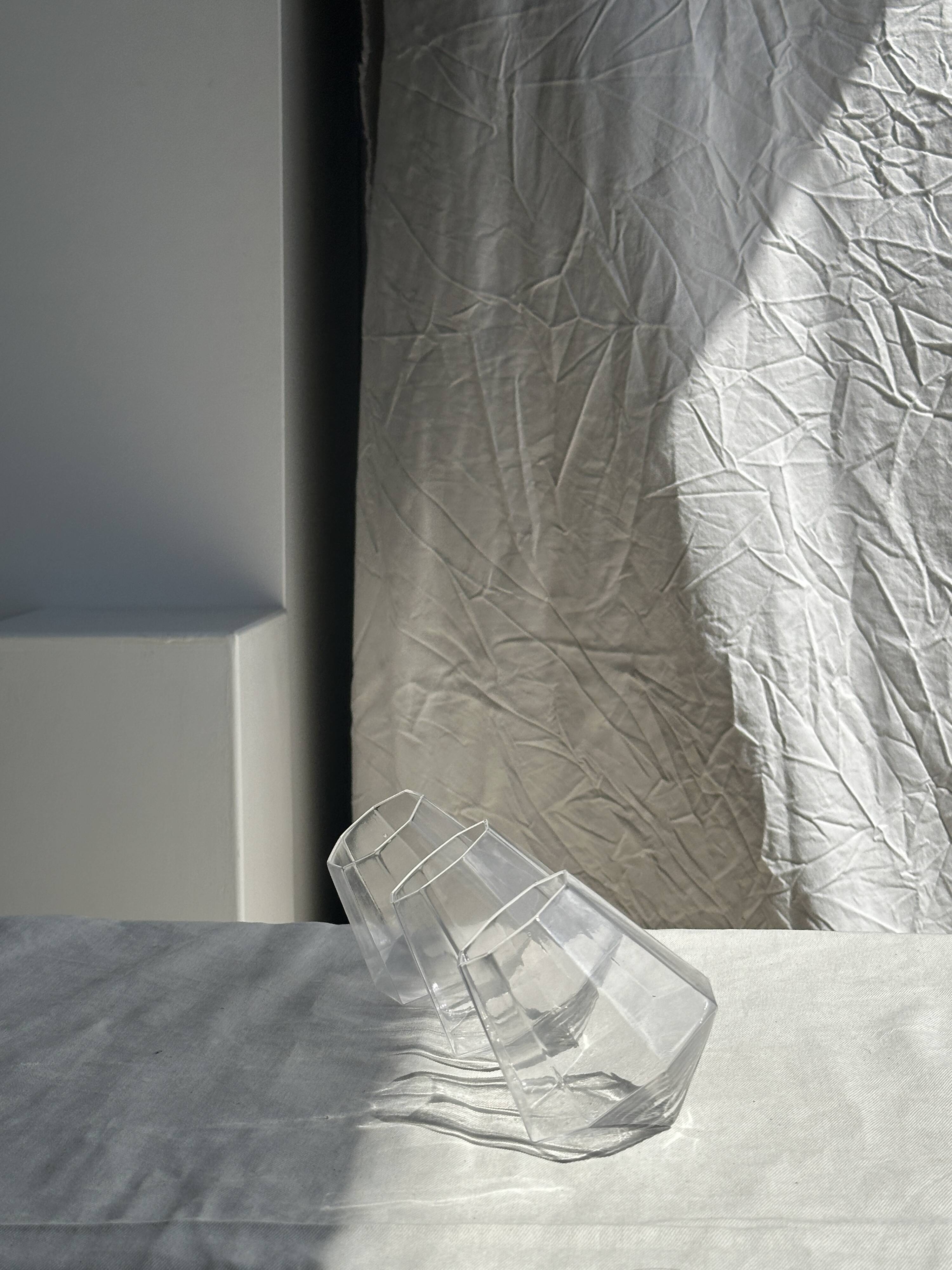 Small geometric carafe with diamond-shaped stopper and its 4 glasses