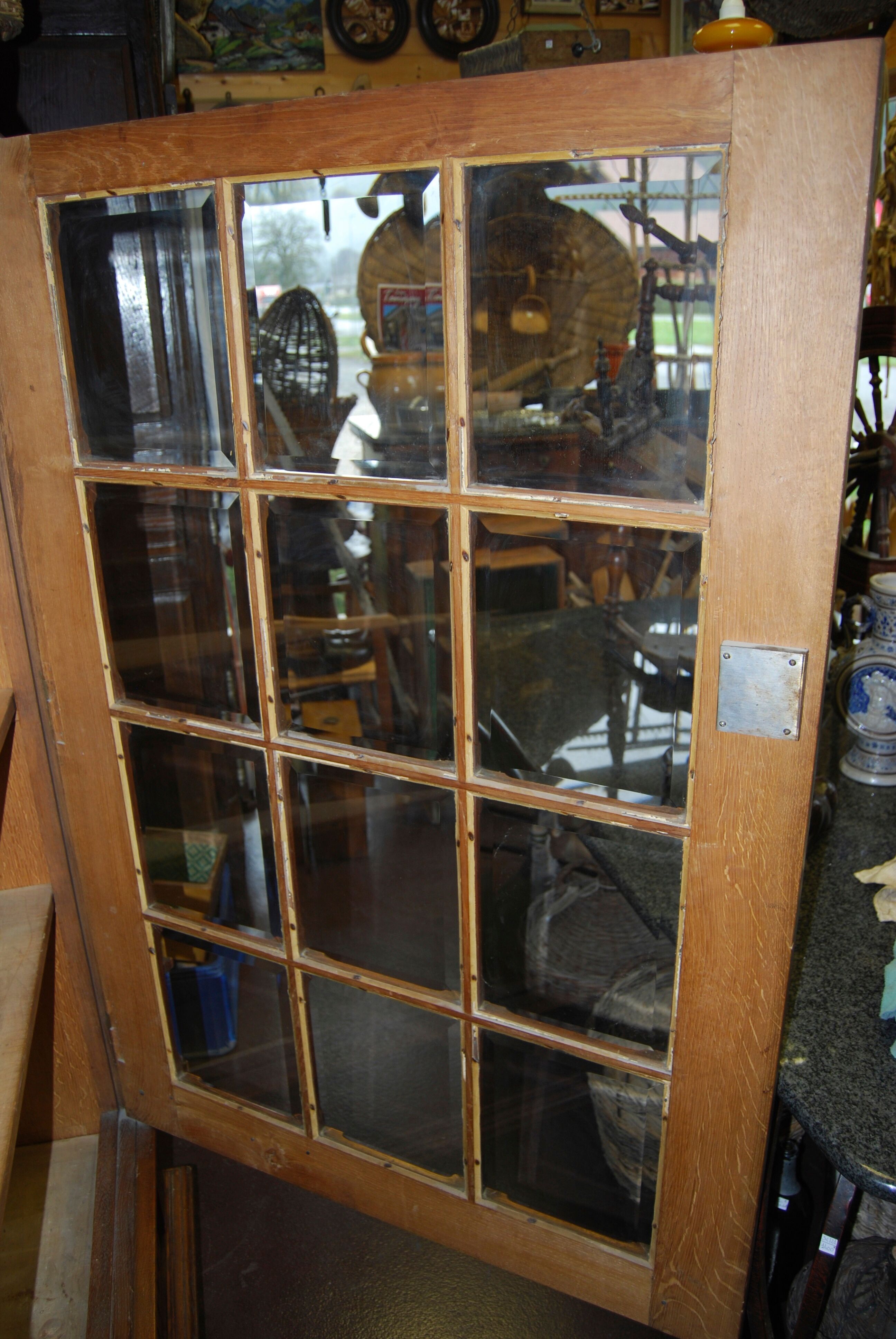 Vitrine verre biseauté, en chêne sculpté du début 20ème