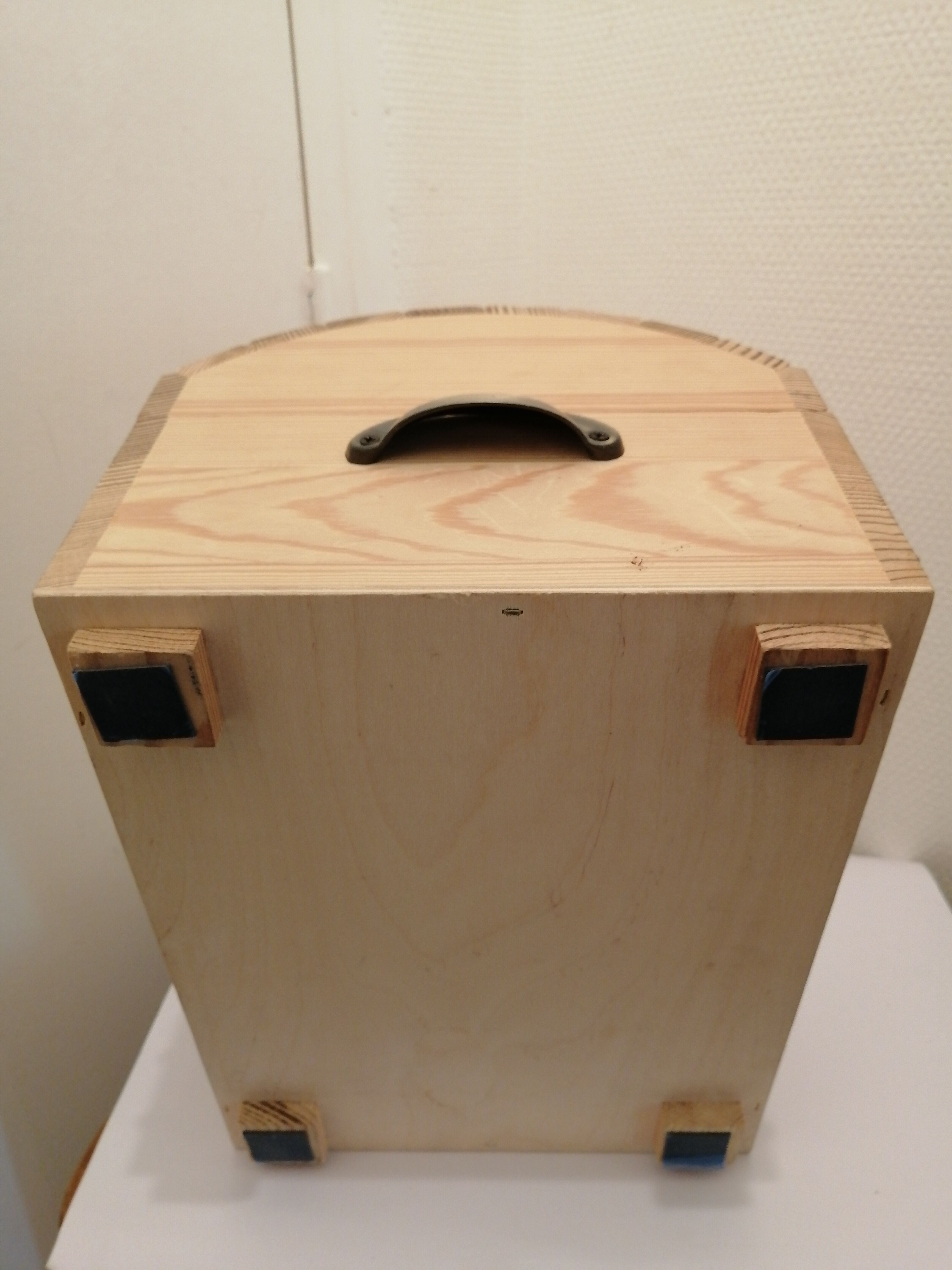 Coffre a trésor en bois dessus bombe