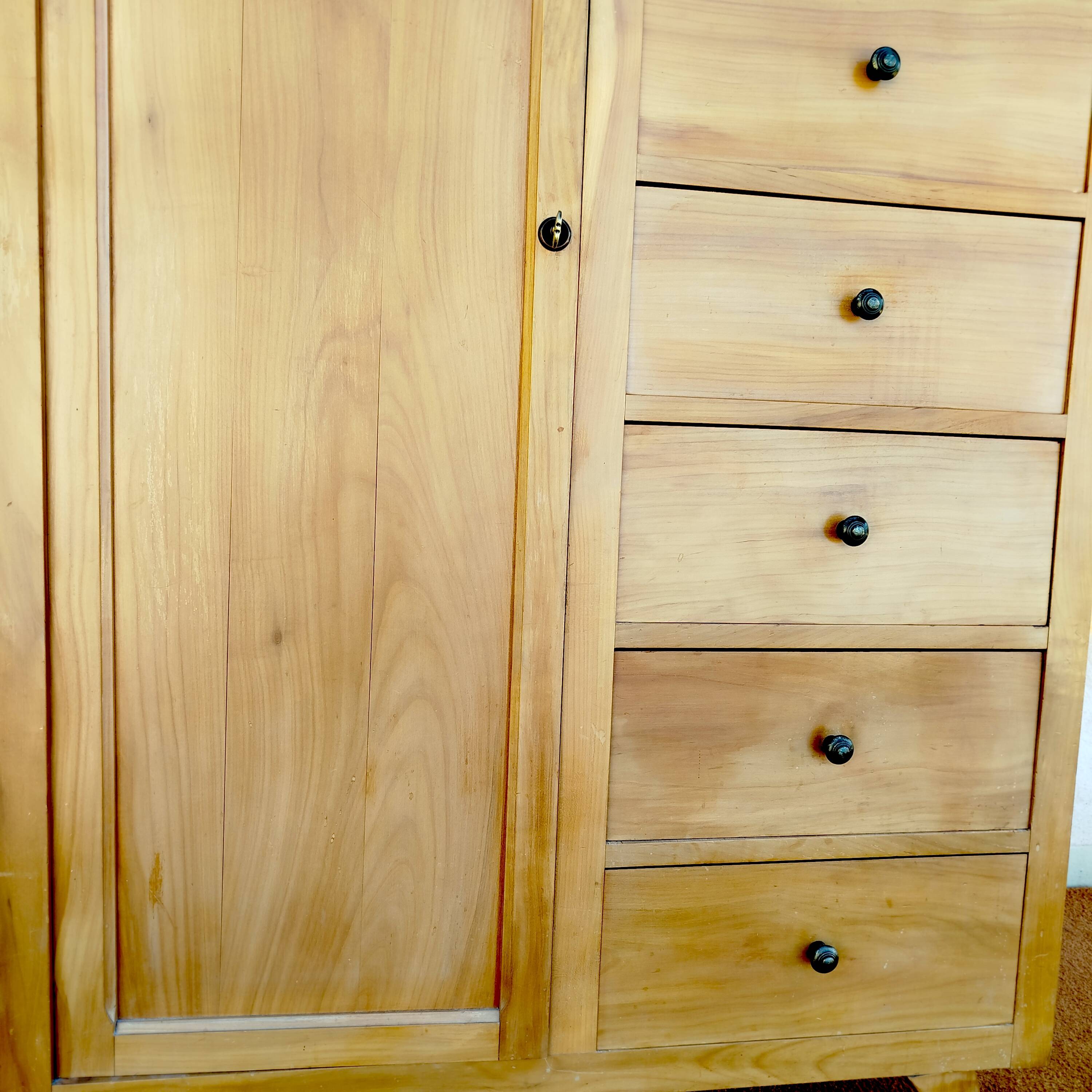 Asymmetrical furniture with compass feet from the 50s/60s