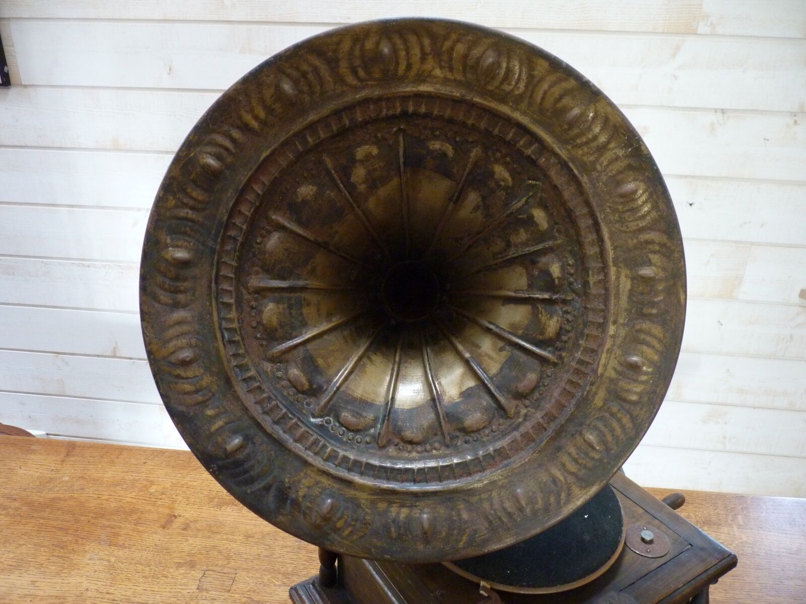 Gramophone with flag "his master's voice"