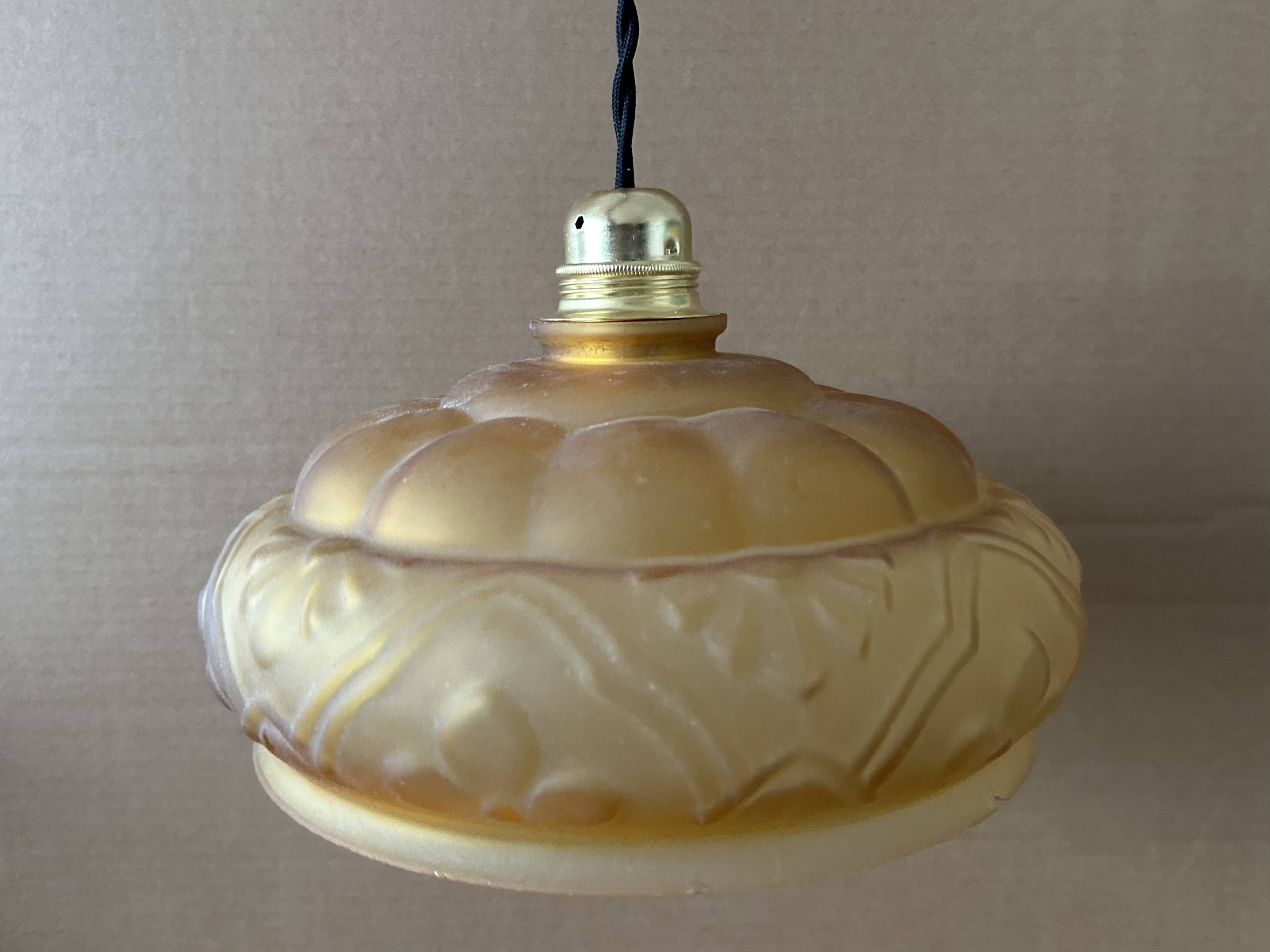 Suspension en verre ambrée ancienne
