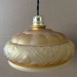 Suspension en verre ambrée ancienne
