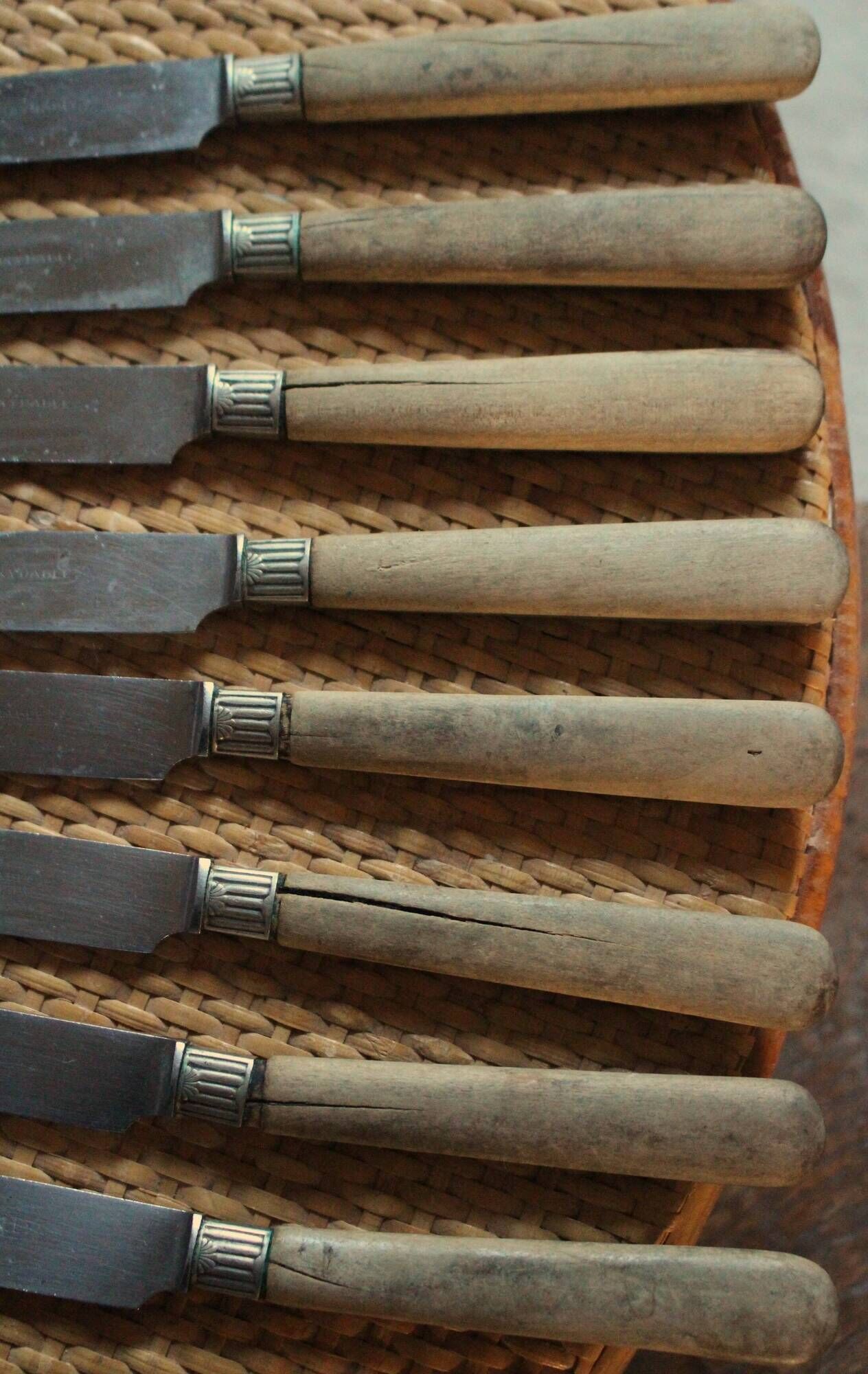 Lot de 8 petits couteaux anciens manche en bois