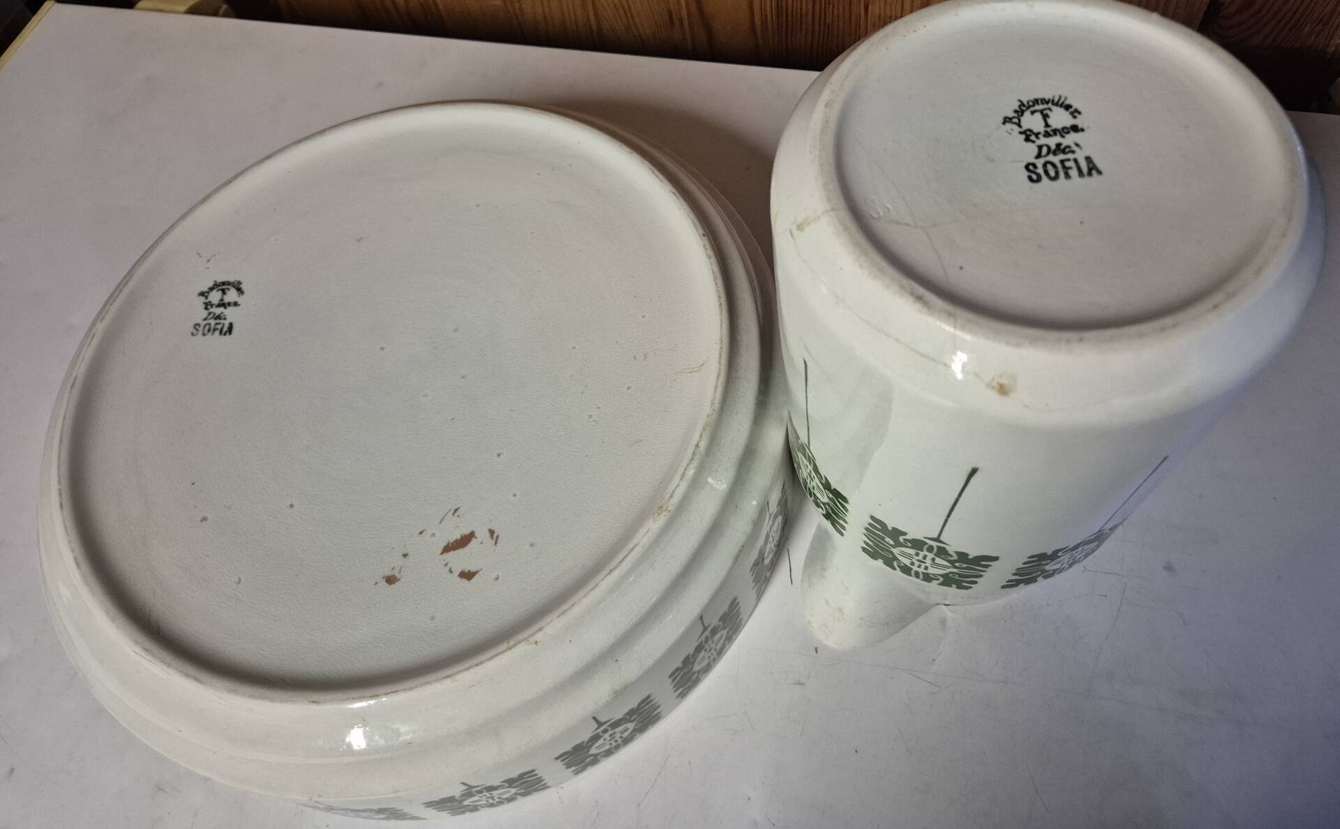 Basin and bowl Badonviller model Sofia white ceramic with green patterns.