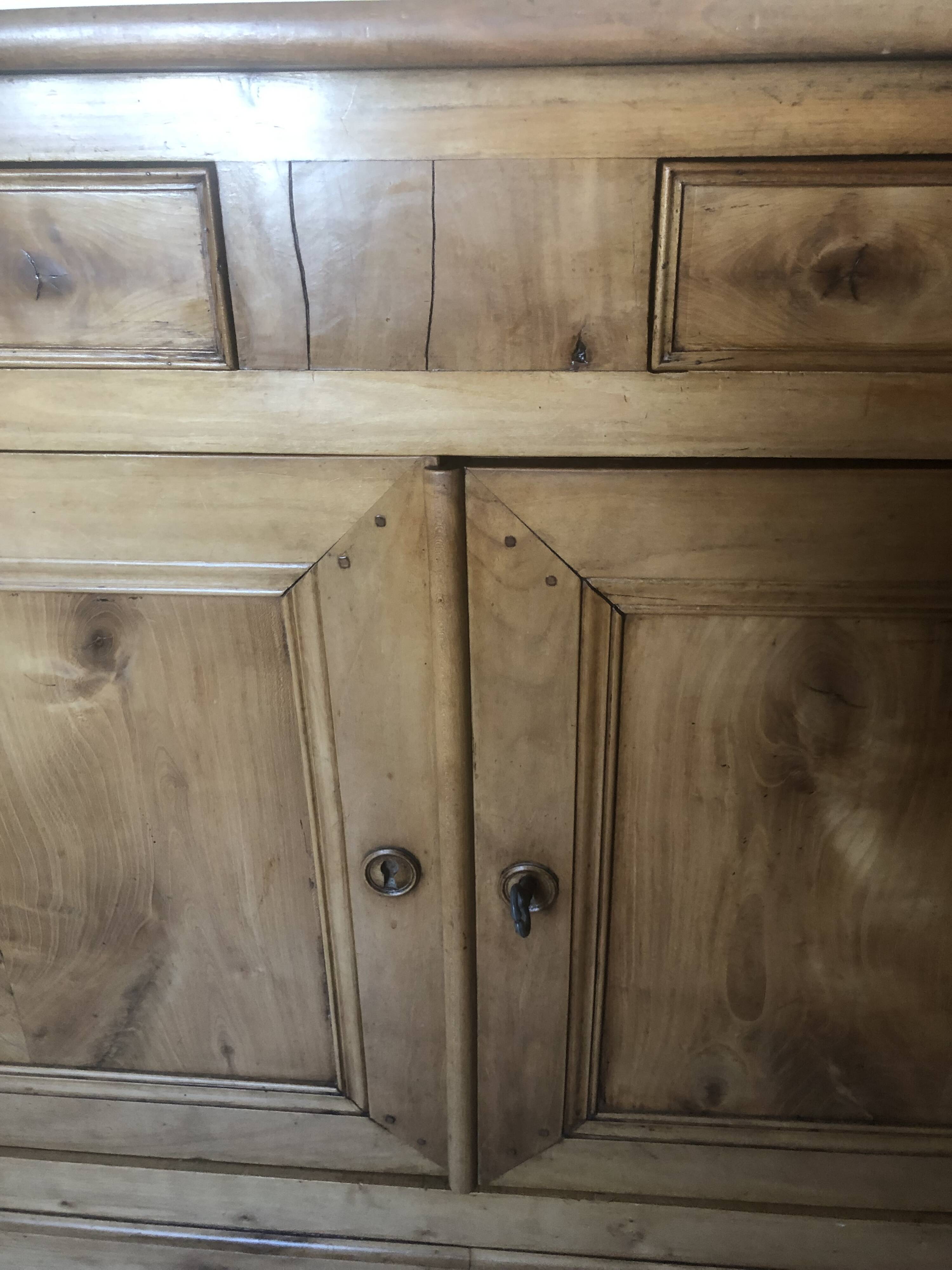 Buffet ancien en noyer blond