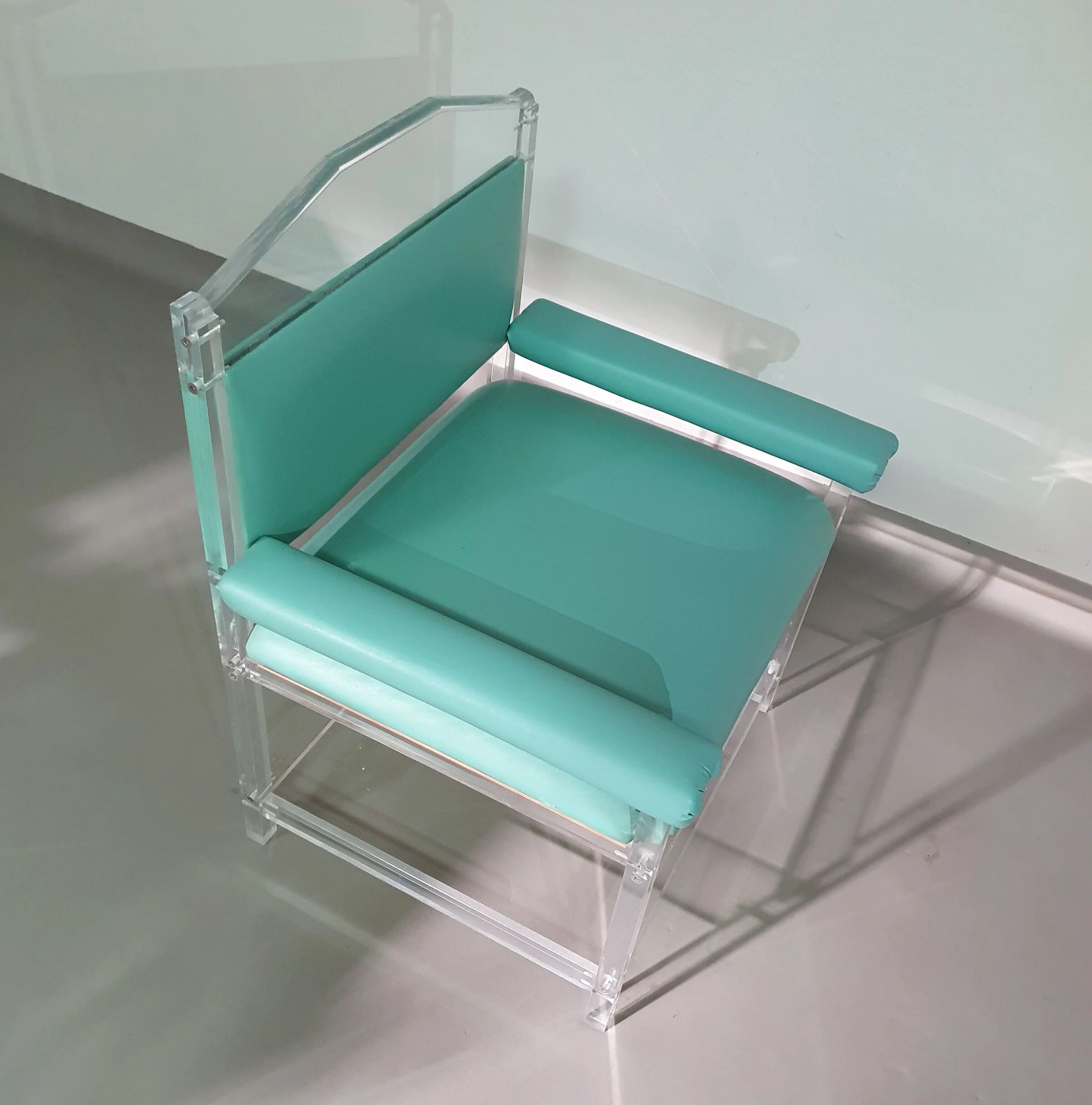 Chaise rare en plexiglas / acrylique / années 80