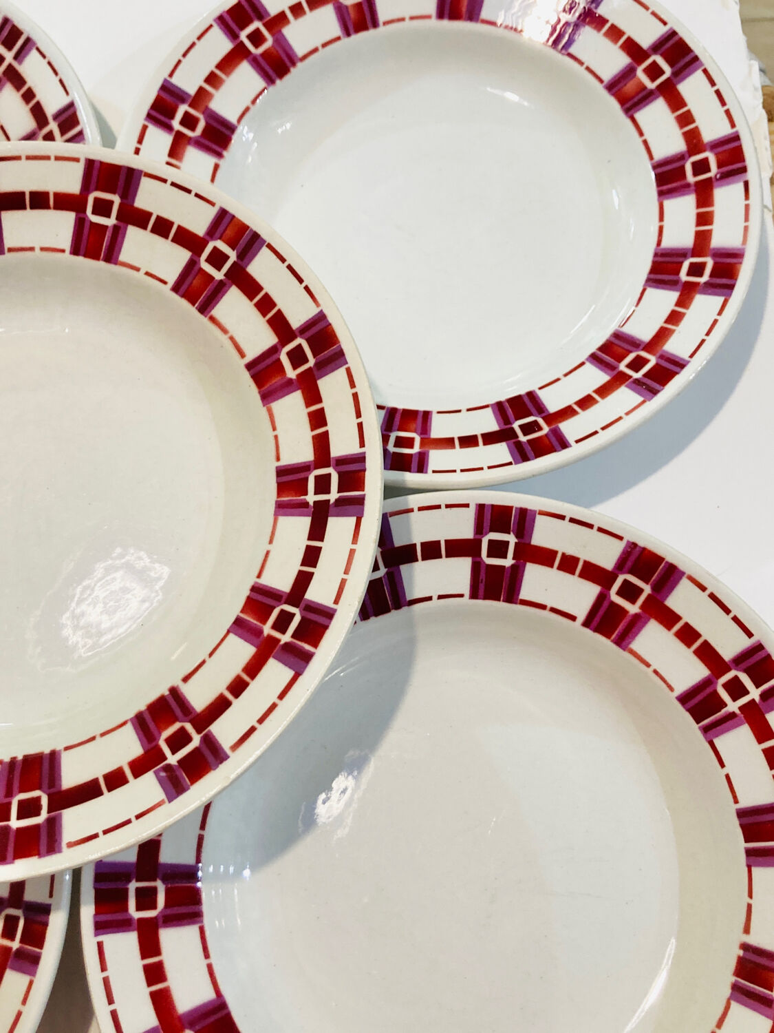 5 hollow plates in burgundy and red earthenware Stuart mill ds loups