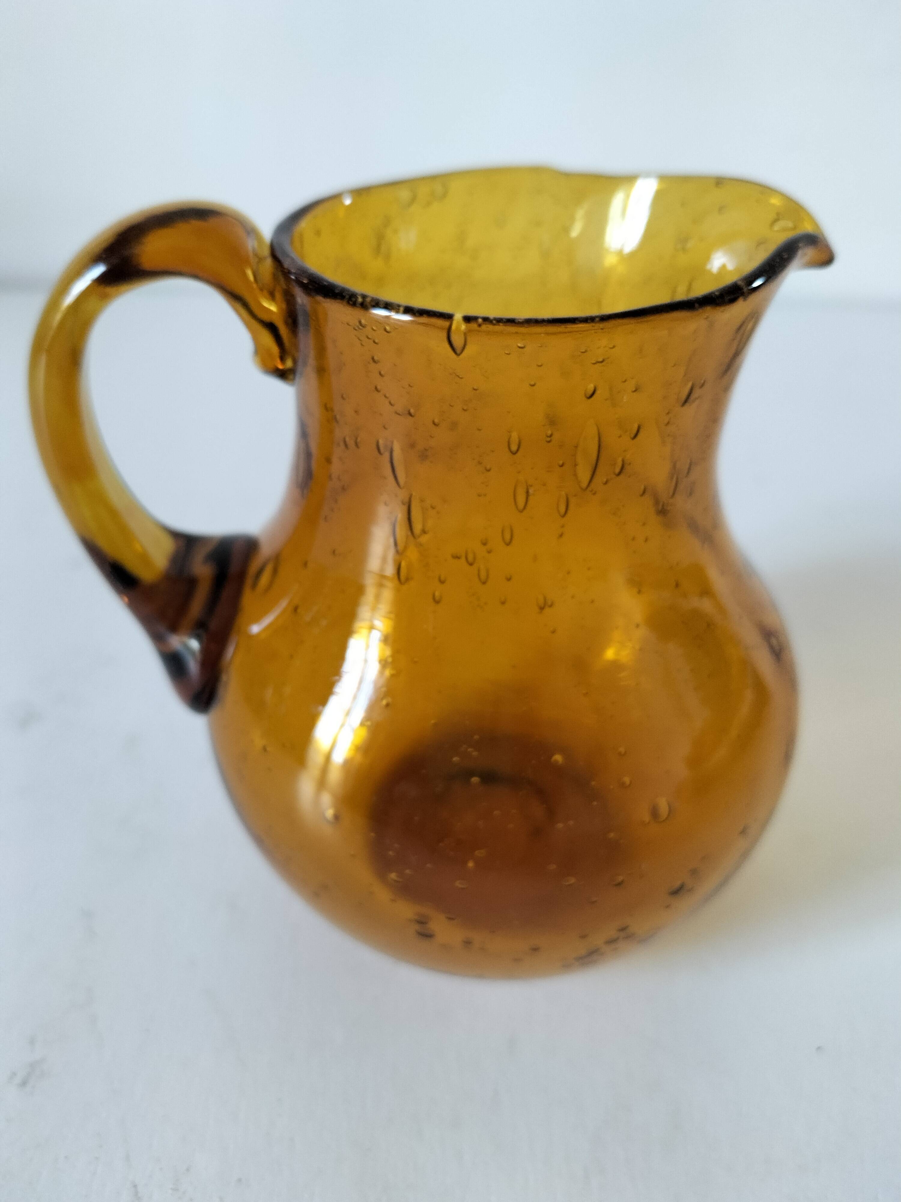 Petit pichet en verre bullé de Biot jaune doré