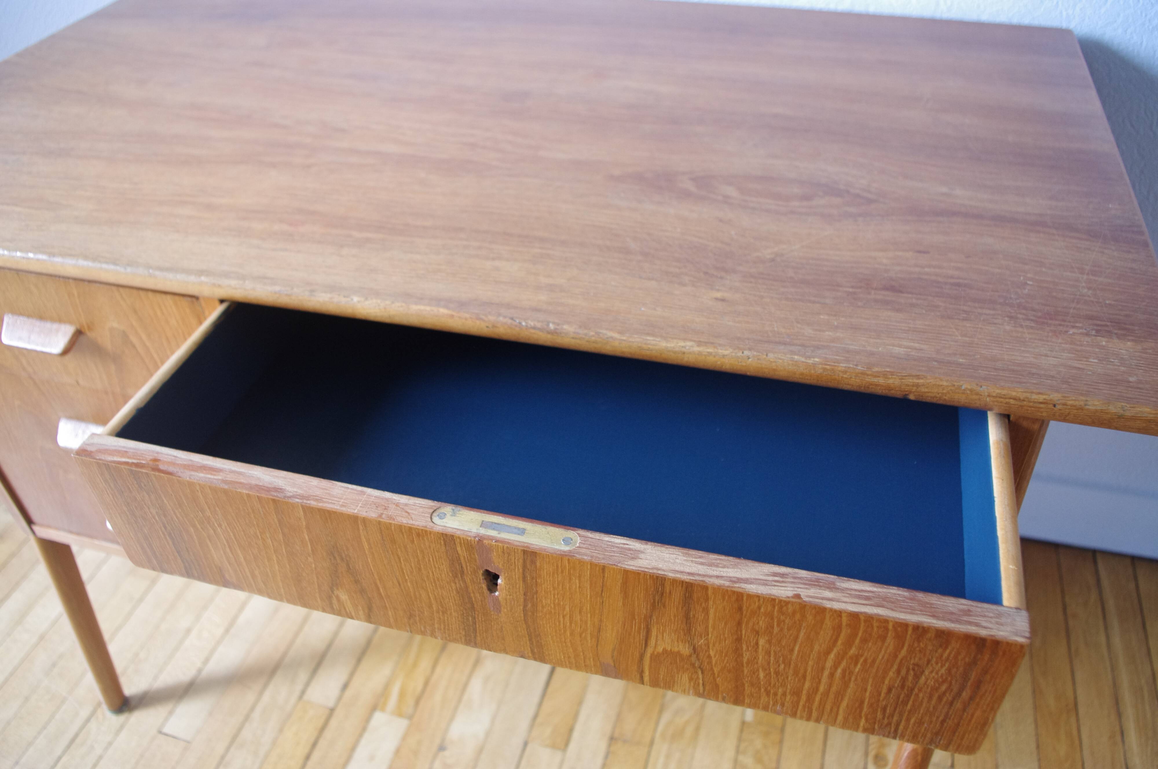 Bureau danois pieds compas
