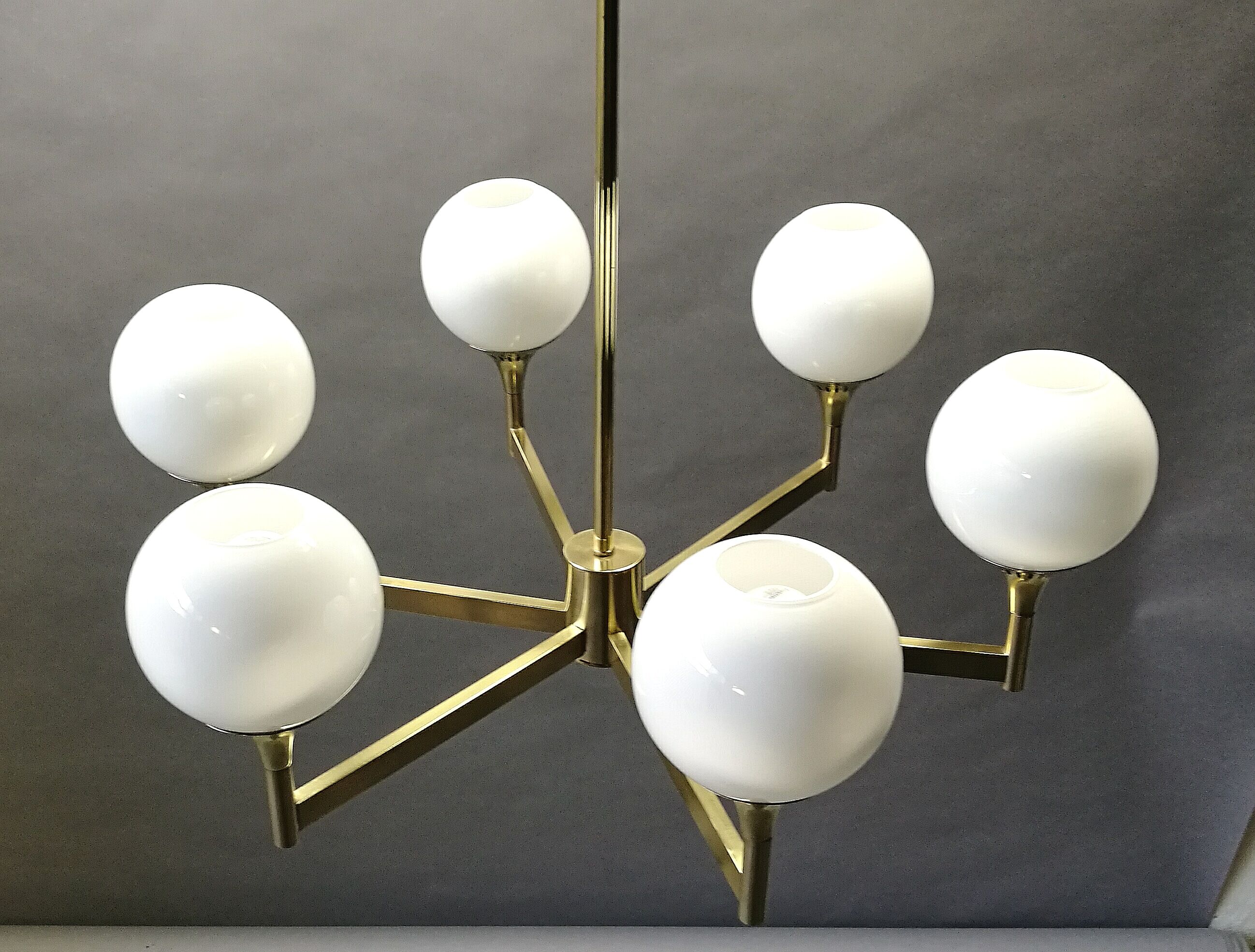 Lustre italien laiton et boules opaline blanche