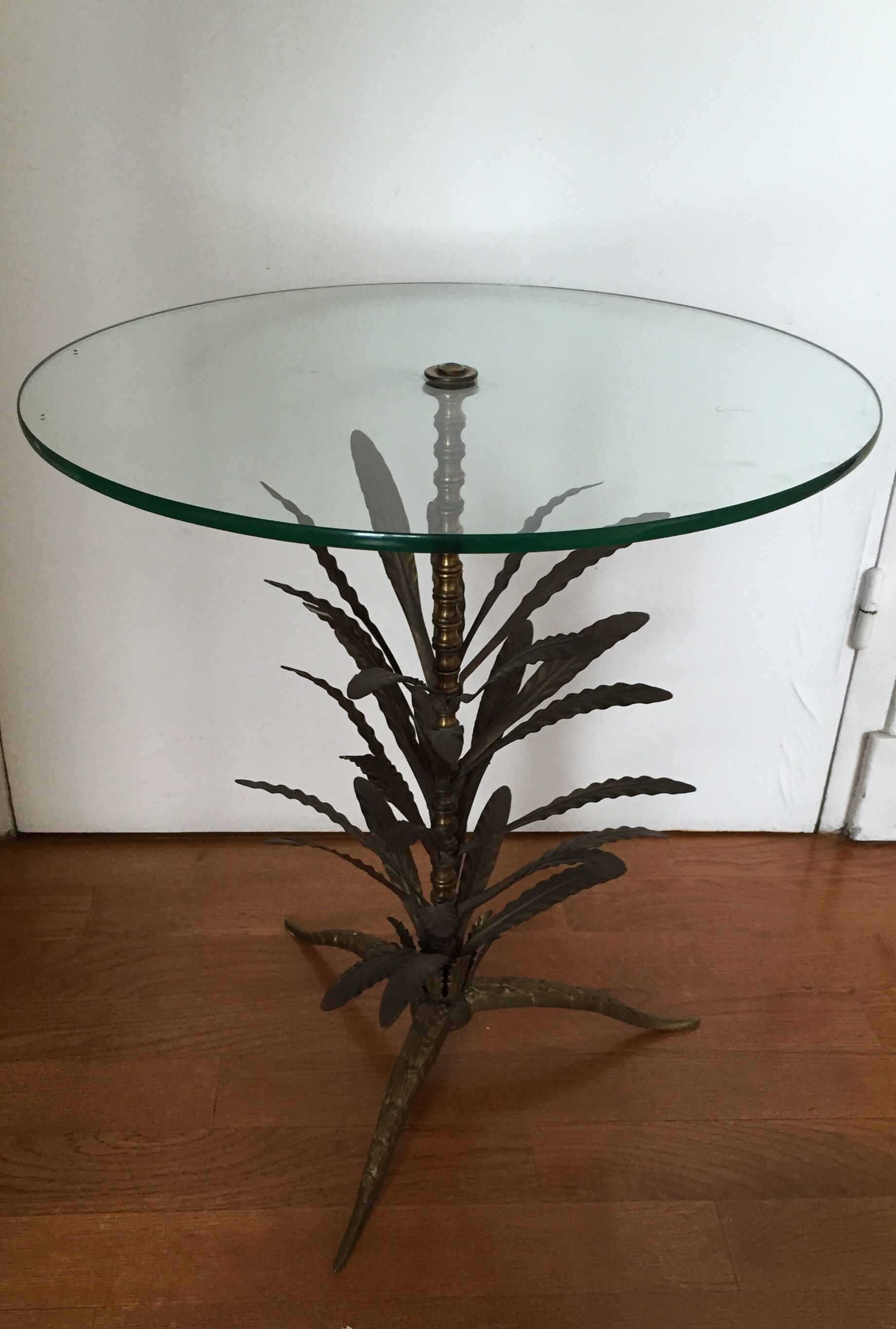 Vegetal leg table with glass top