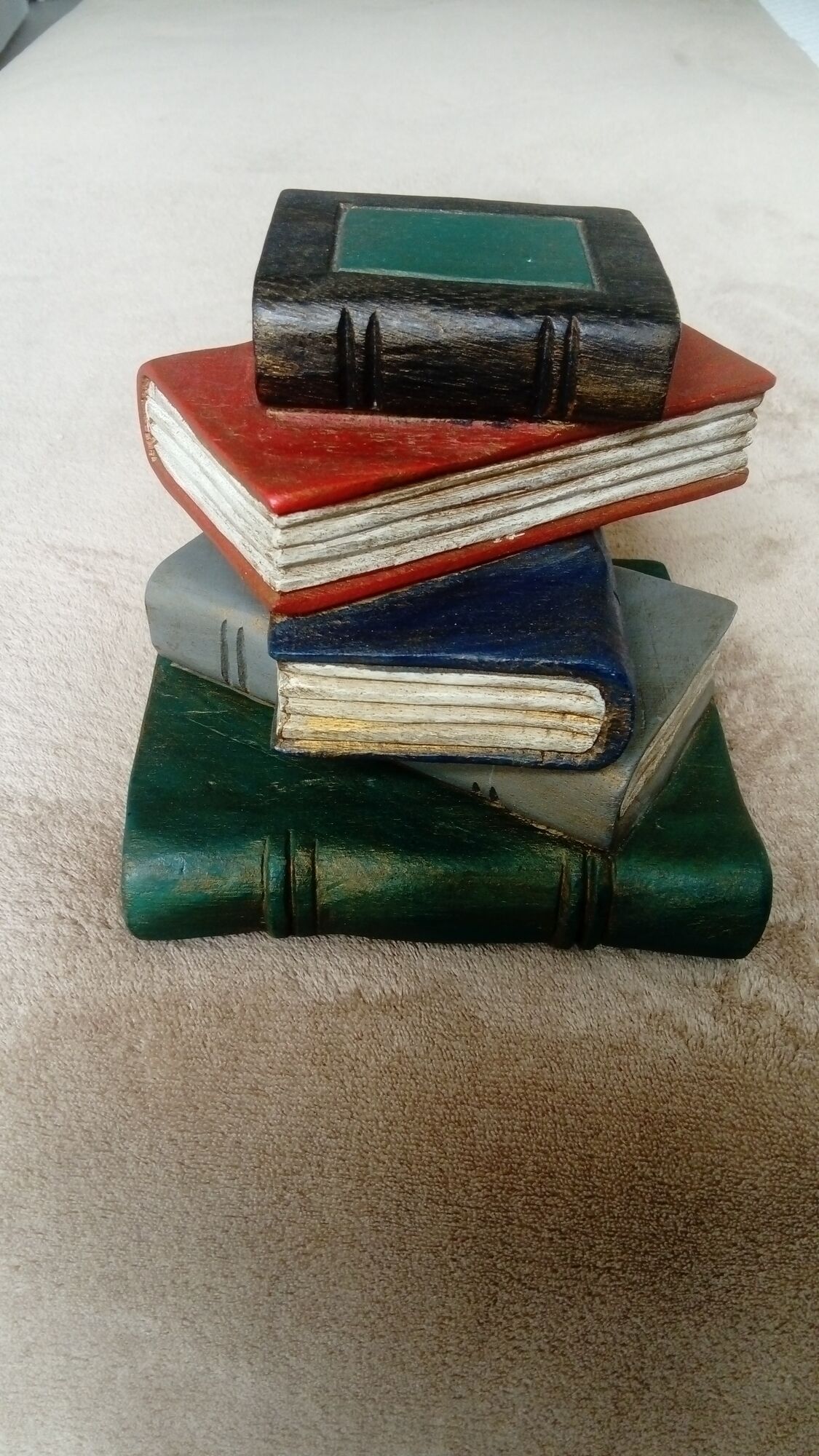 Hold pile holder of books carved wood trompe l oeil