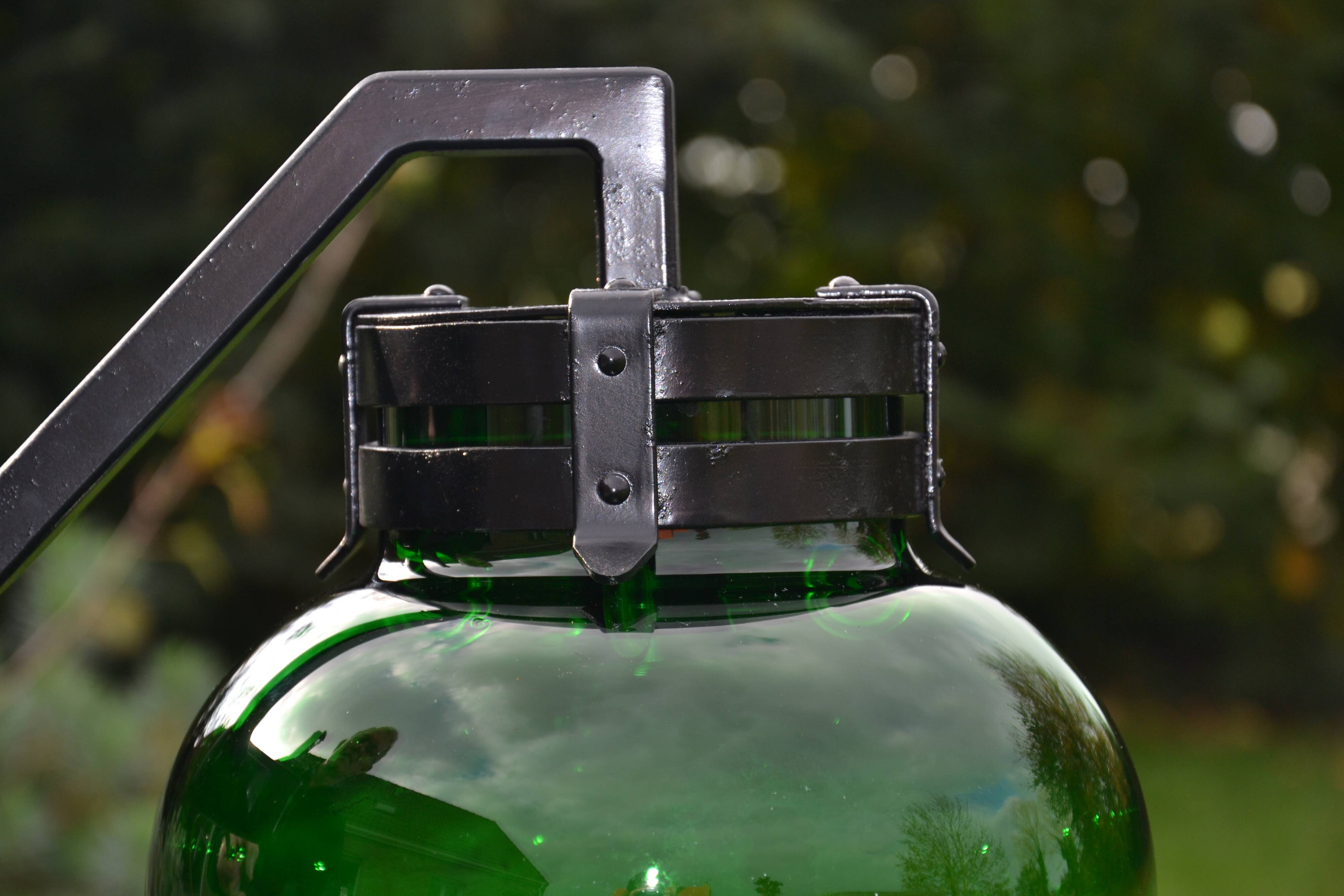 Imposing wall light in thick glass and vintage riveted steel