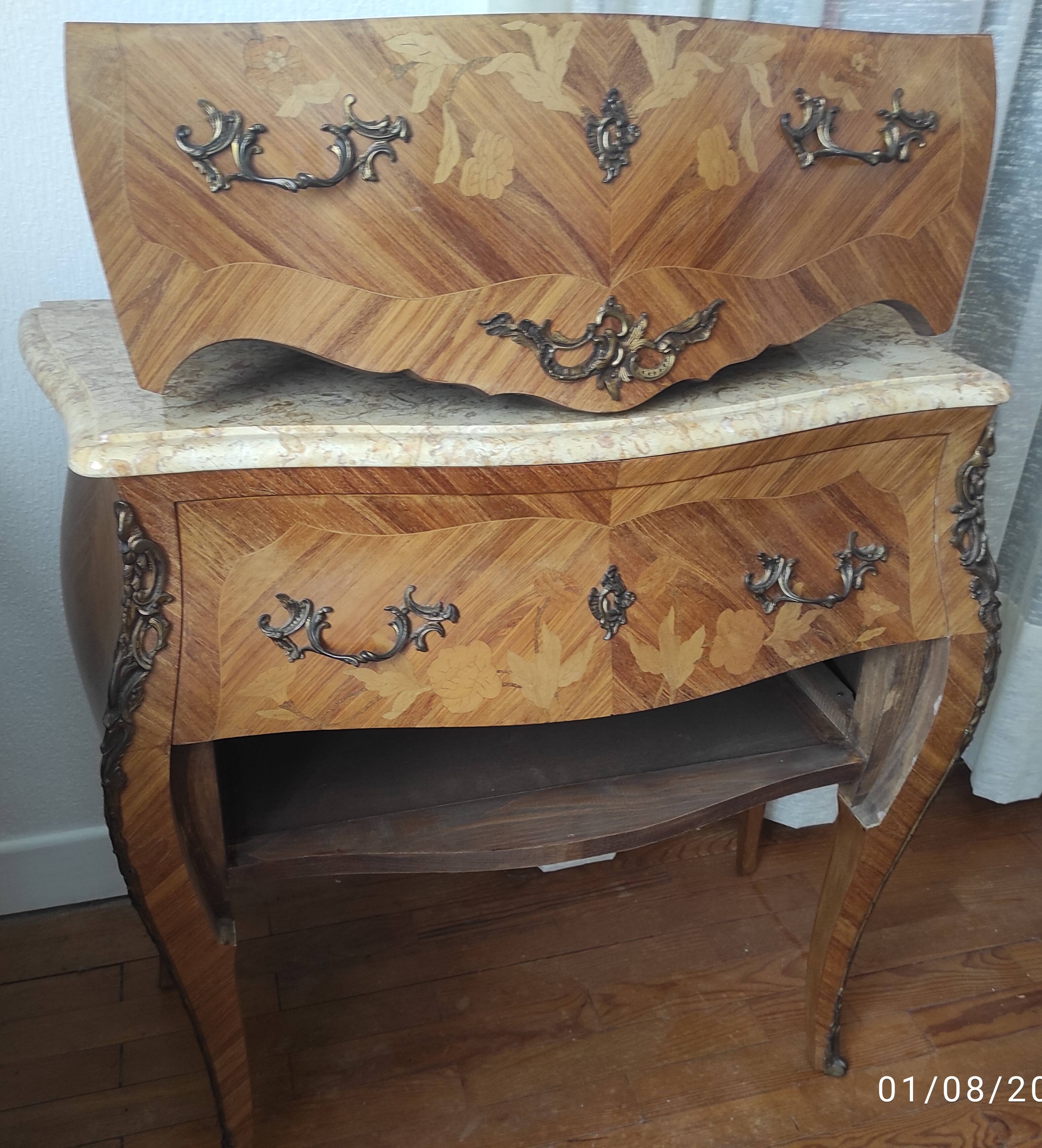 Commode sauteuse galbée style Louis XV-Marqueterie florale et marbre-TBE