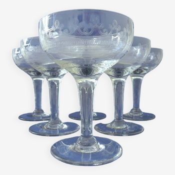 Suite de six coupes anciennes à champagne sur pied en verre gravé