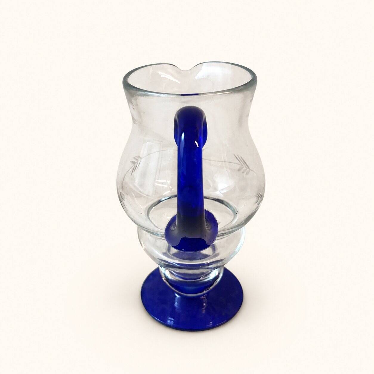Carafe en verre bleu