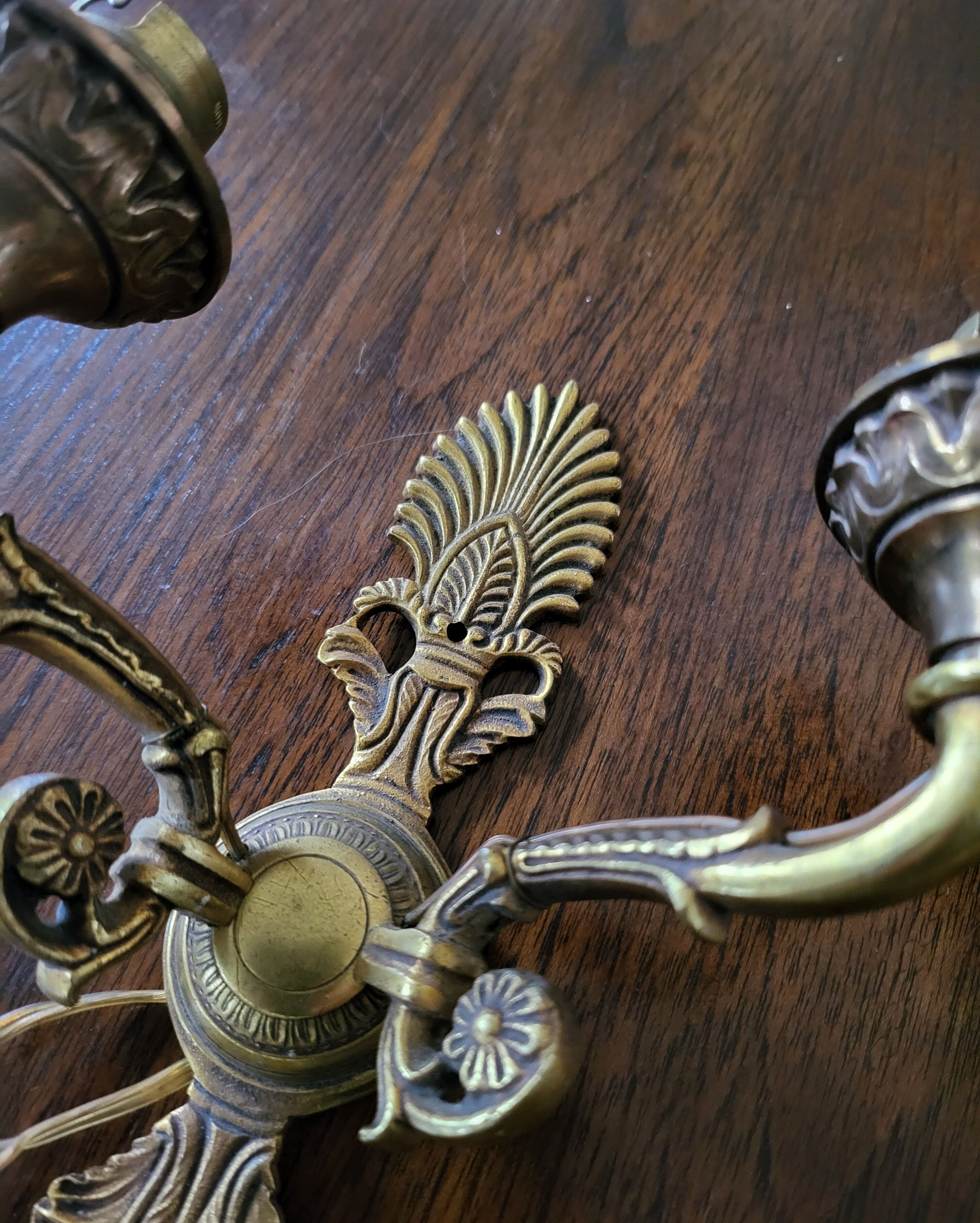 Paire d'appliques en bronze ciselé décor de palmettes