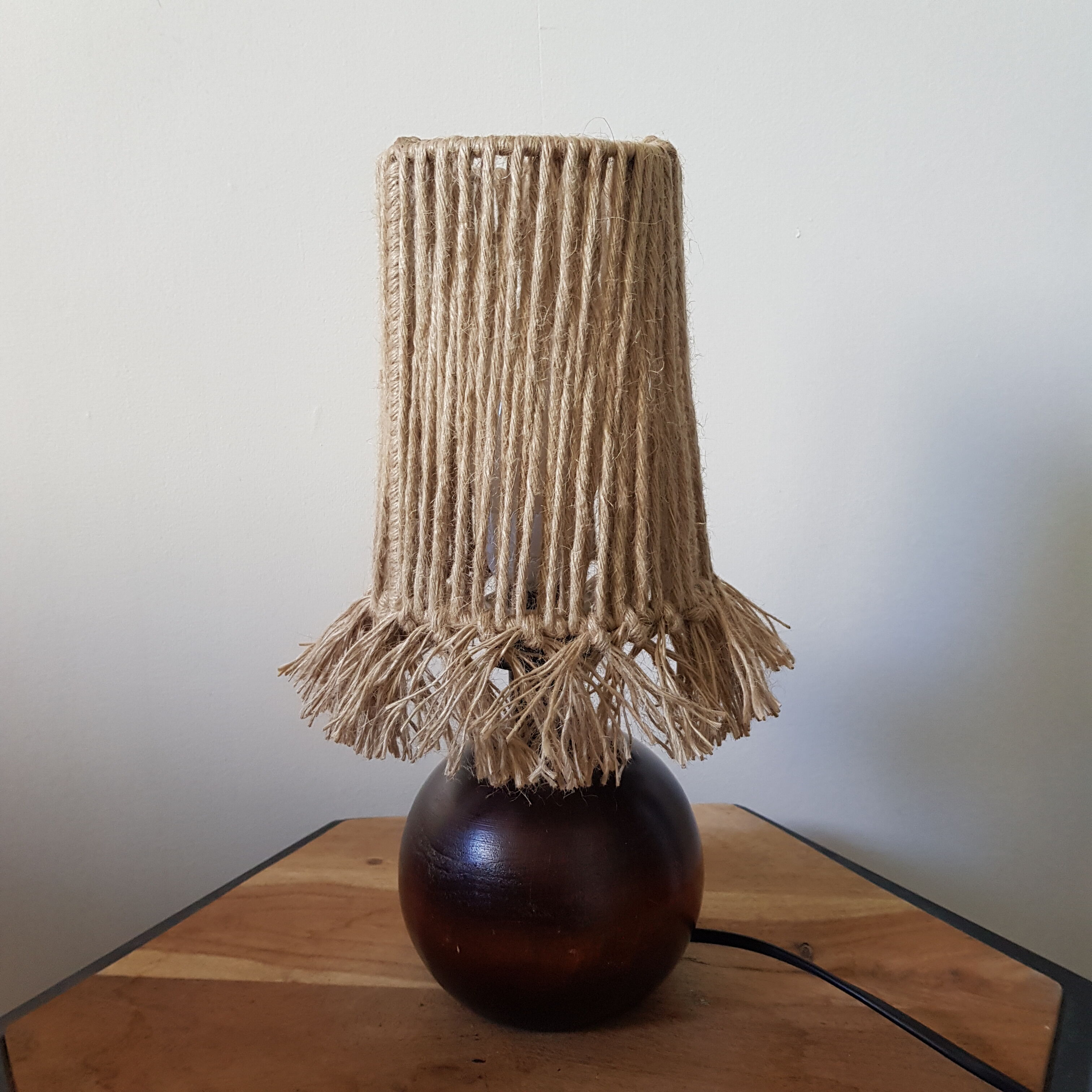 Lamp made of upcycled jute wire