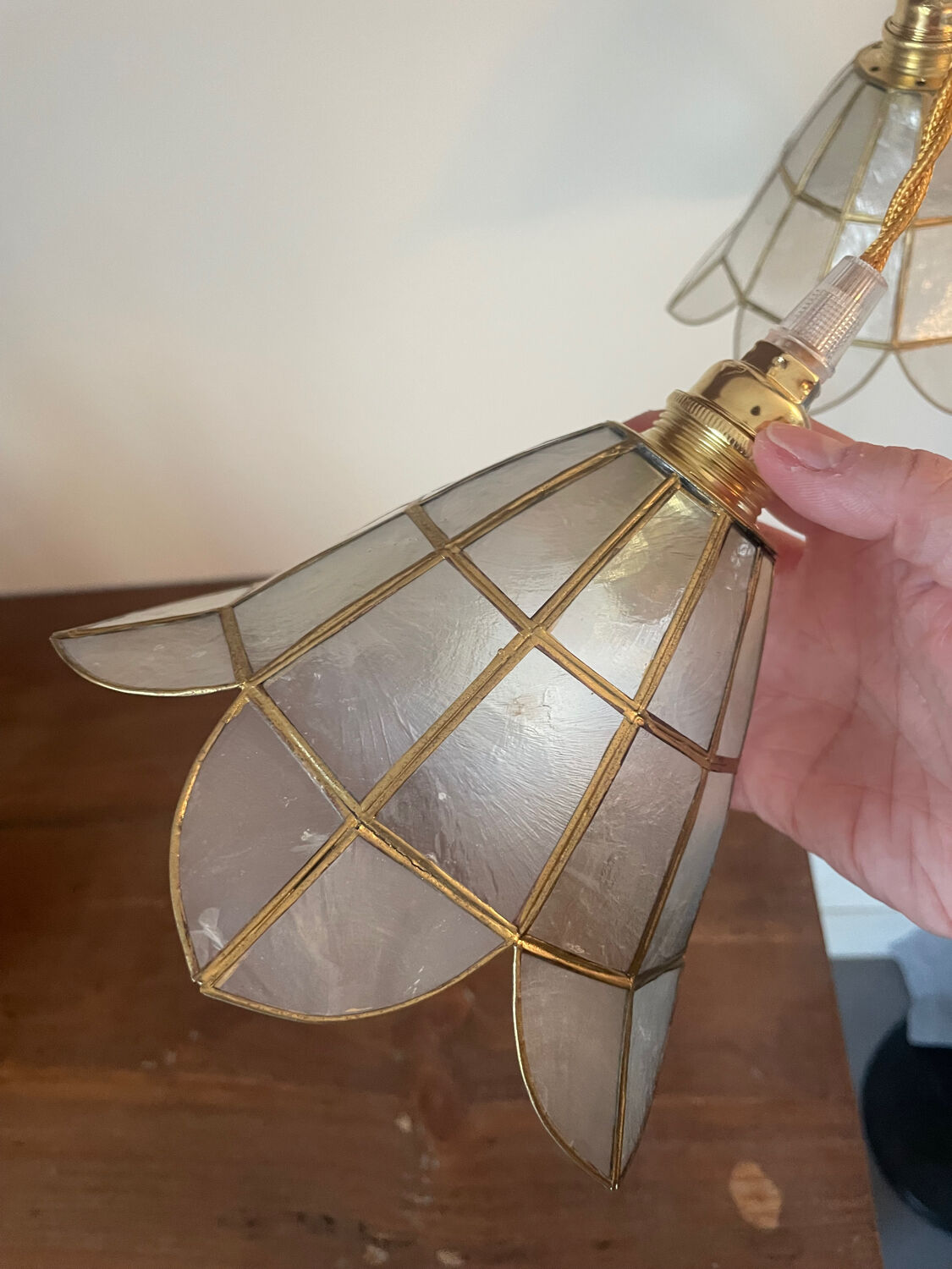 2 portable lamps with flower-shaped lampshades in mother-of-pearl and brass.